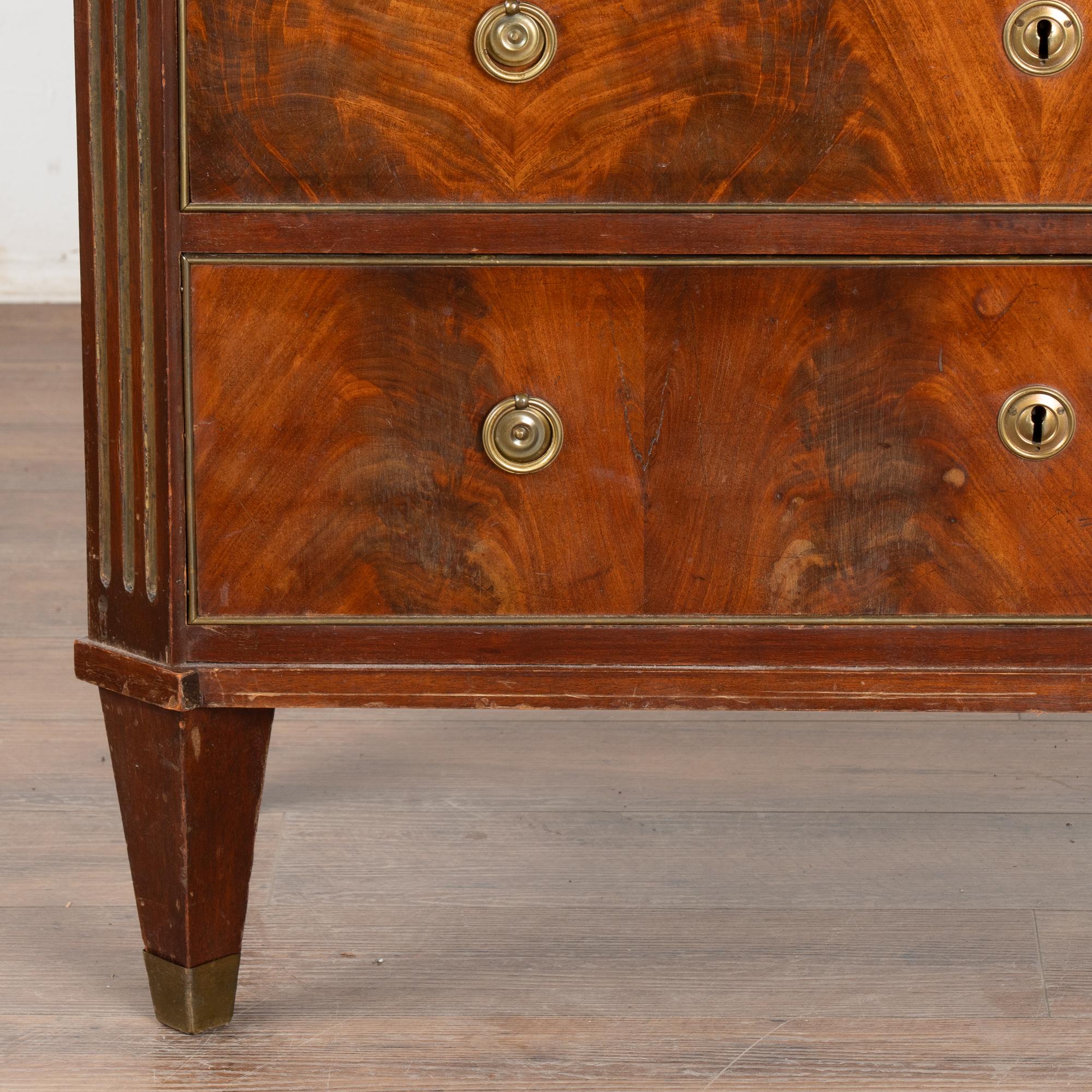 Cassettone in mogano con piano in marmo, Svezia, 1820-40 circa in vendita 4