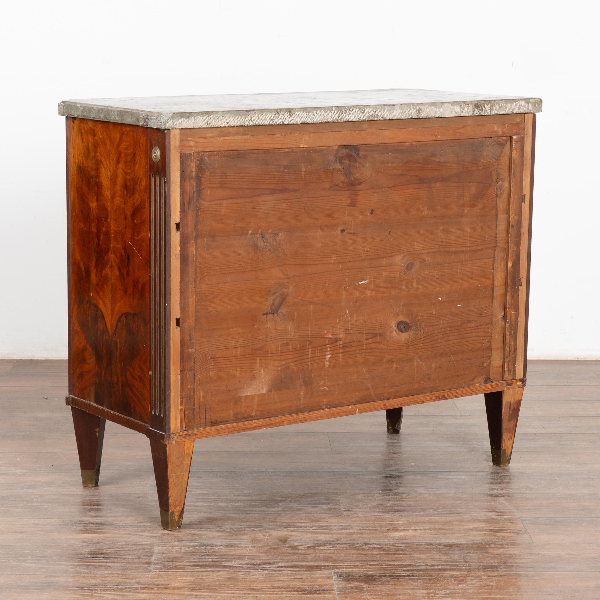 Cassettone in mogano con piano in marmo, Svezia, 1820-40 circa in vendita 5
