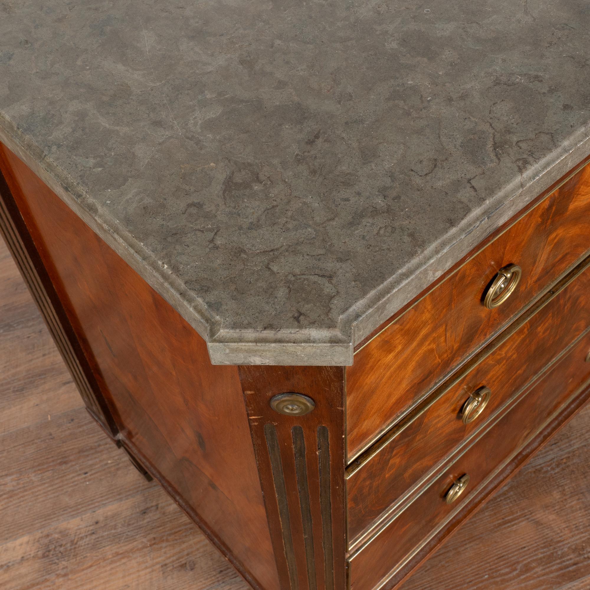 XIX secolo Cassettone in mogano con piano in marmo, Svezia, 1820-40 circa in vendita