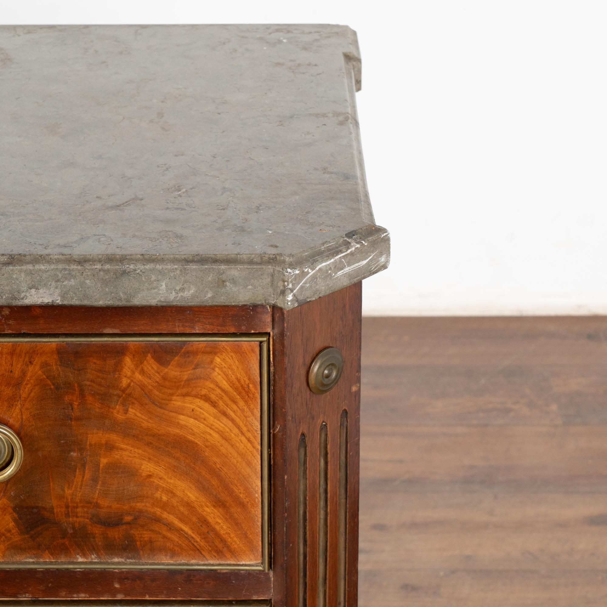 Ottone Cassettone in mogano con piano in marmo, Svezia, 1820-40 circa in vendita