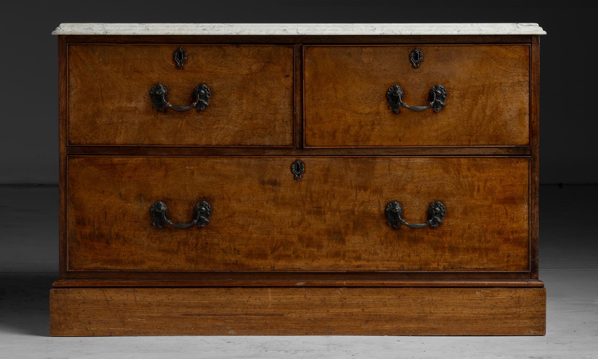 England, 1820
Flame mahogany chest with oak lined drawers and marble top.
50”w x 26”d x 32”h
Ref. CFRN1298
$ 6,800