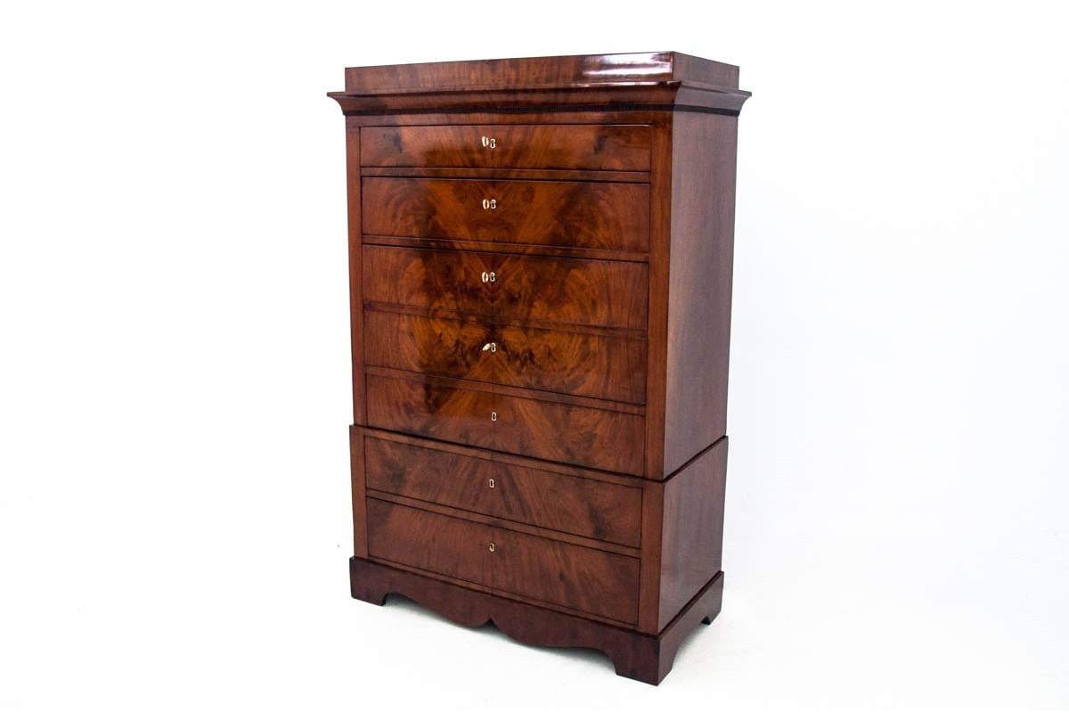 Chest of drawers - chiffon, Biedermeier, circa 1840.

Very good condition. After professional renovation, polished finish.

Wood: Mahogany

Dimensions: Height 152 cm, width 102 cm, depth 49 cm.