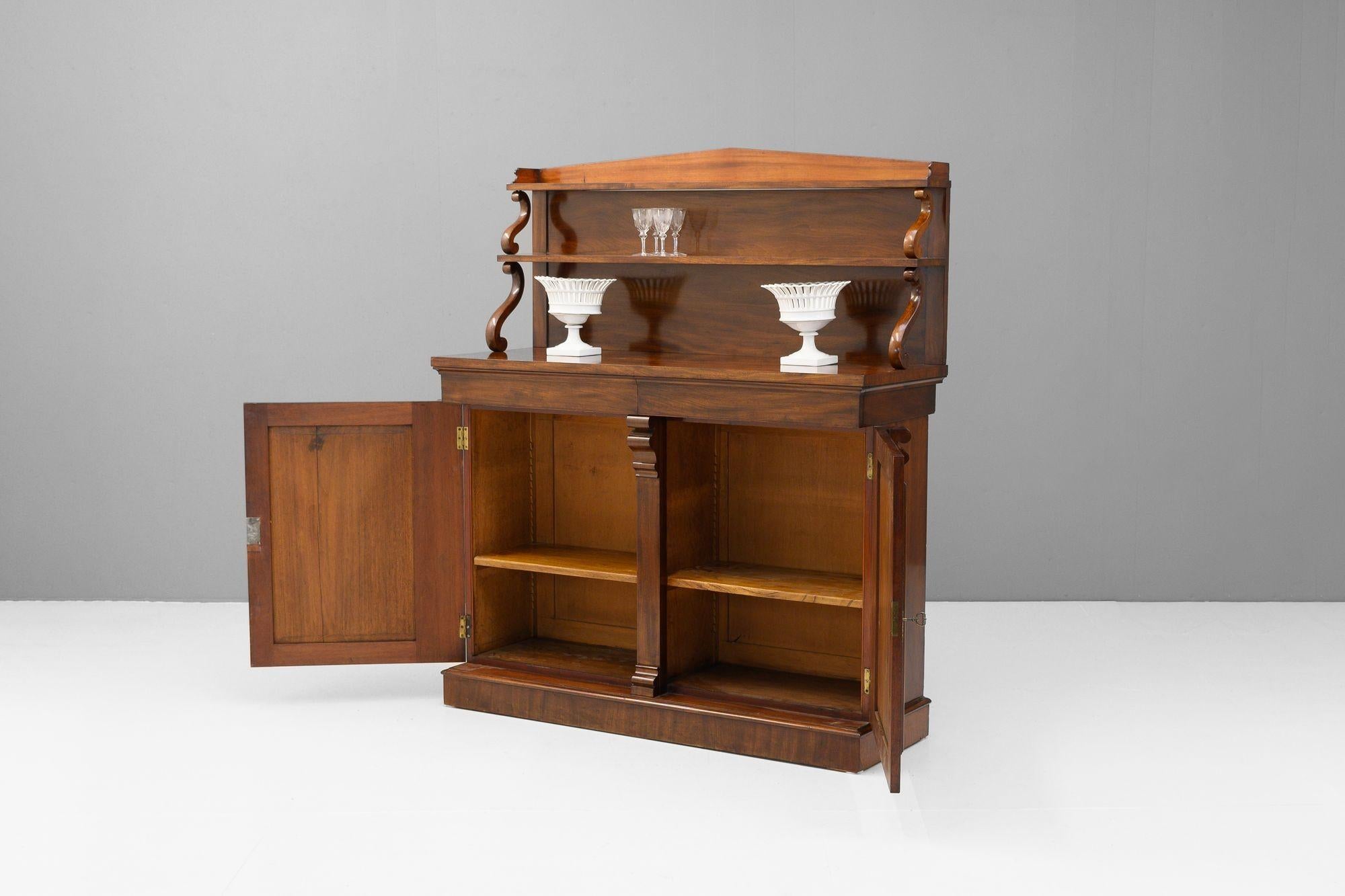 Britannico Chiffoniera in mogano in vendita