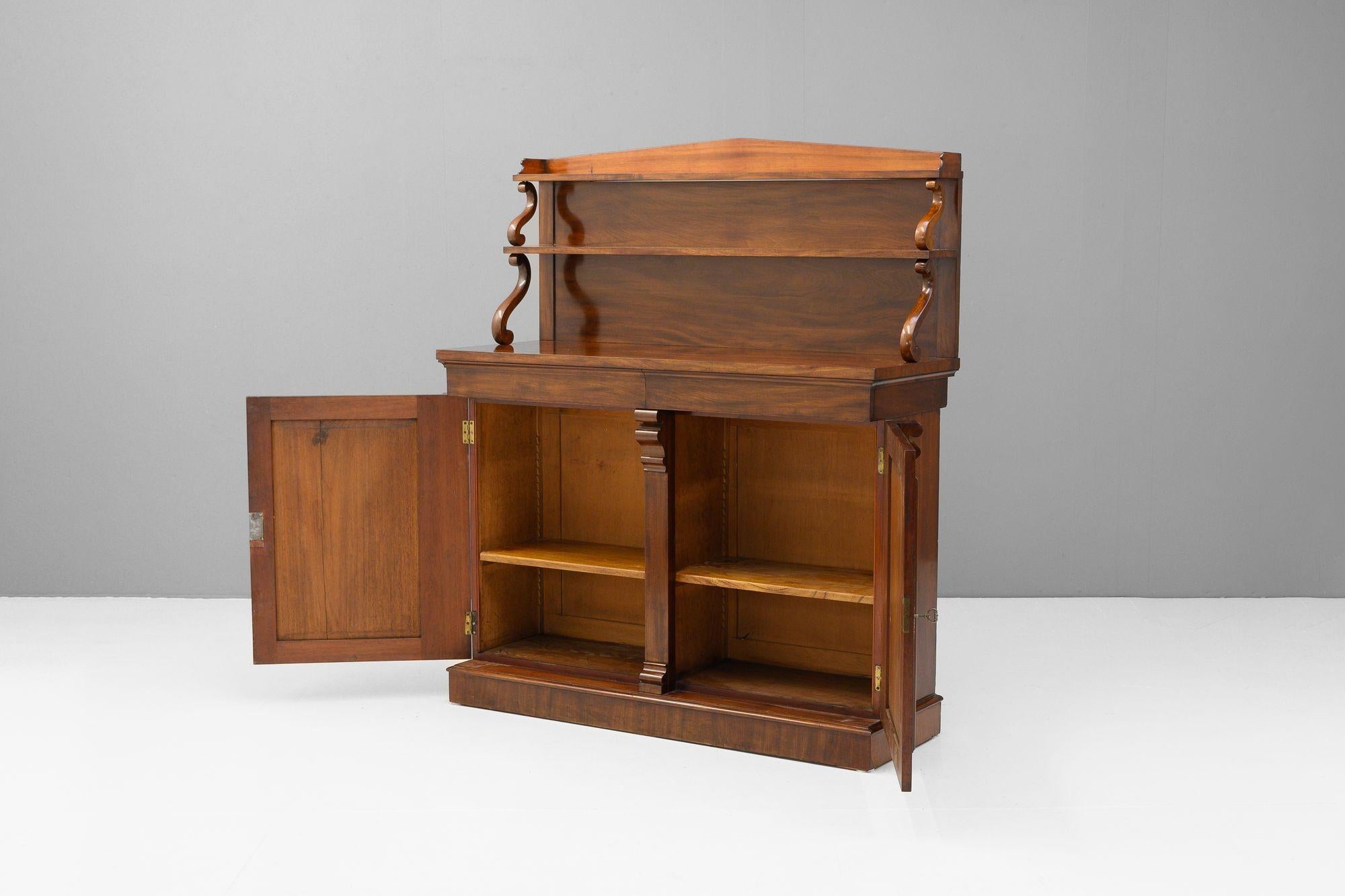 Chiffoniera in mogano In condizioni buone in vendita a London, England