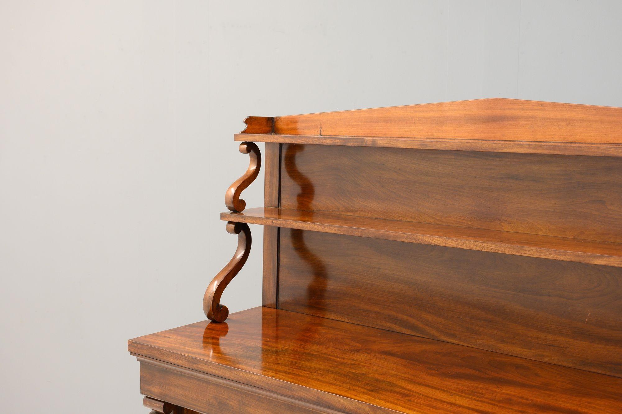 Metà XIX secolo Chiffoniera in mogano in vendita