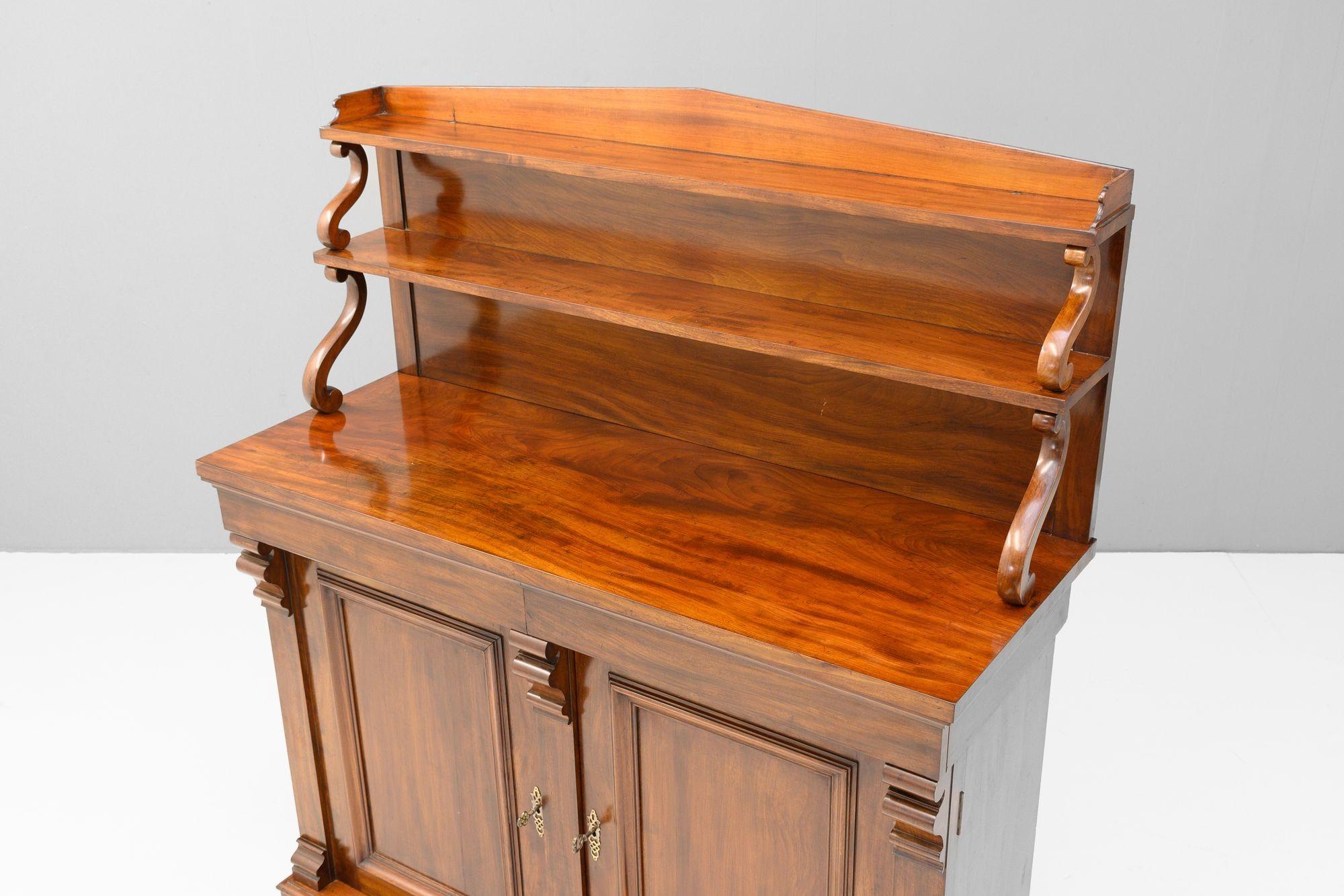 Chiffoniera in mogano in vendita 1