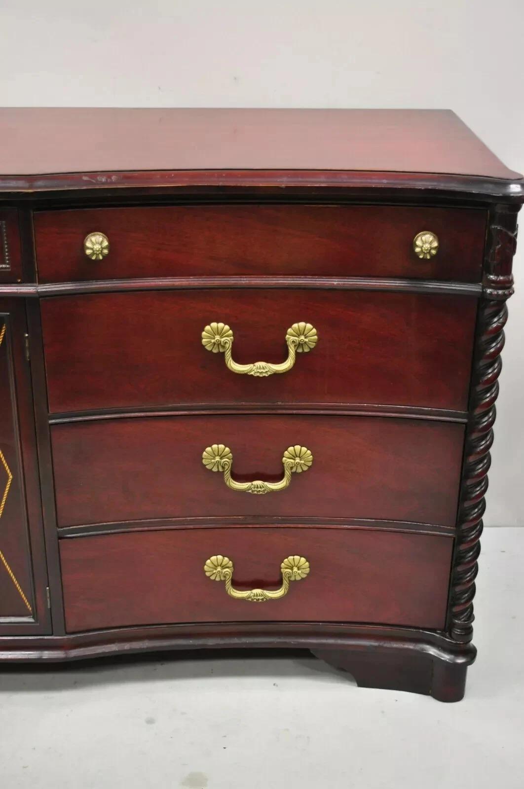 Credenza cinese Chippendale lunga in mogano con ante in pelle lavorata in vendita 4