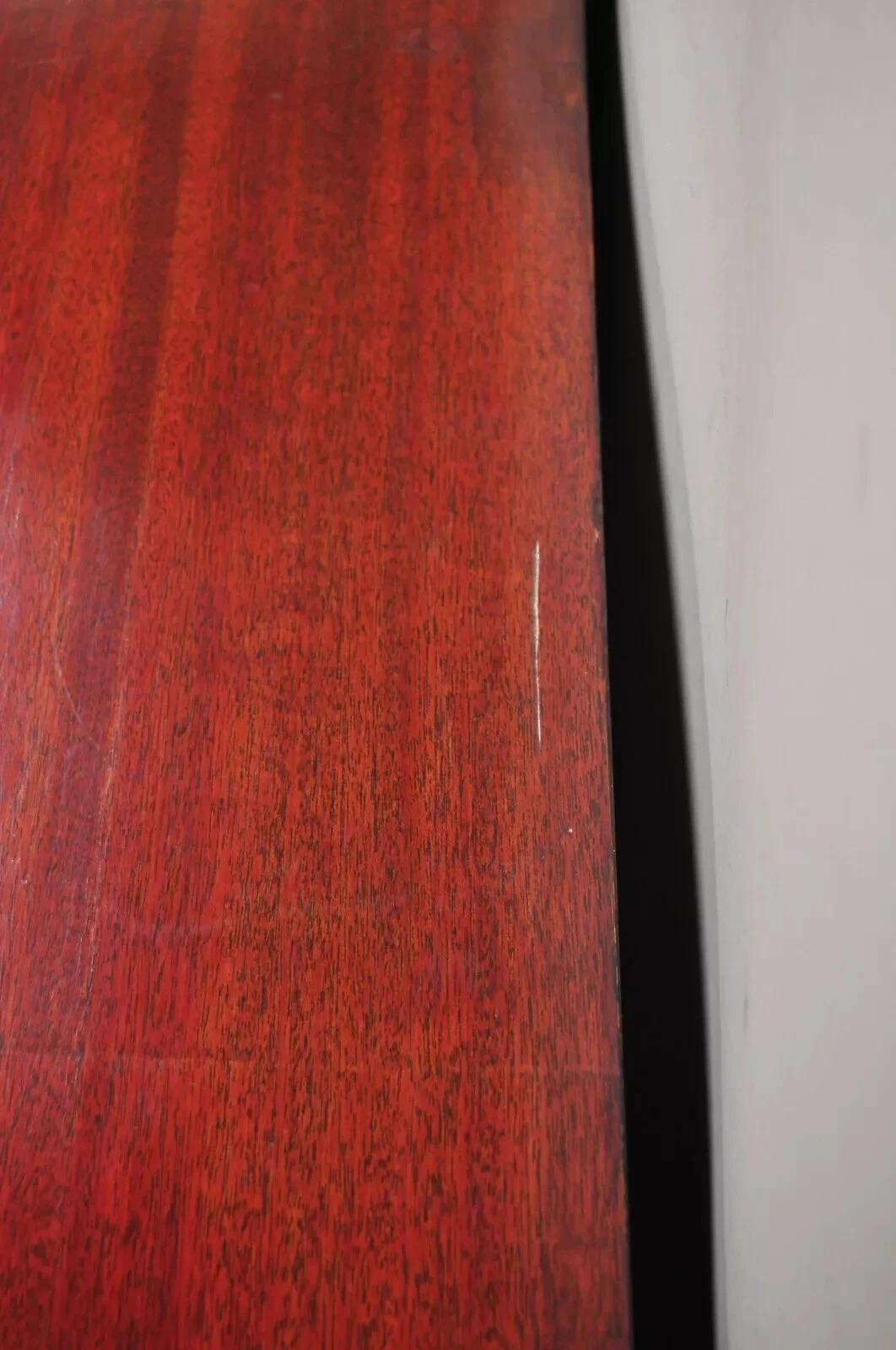 Credenza cinese Chippendale lunga in mogano con ante in pelle lavorata in vendita 5