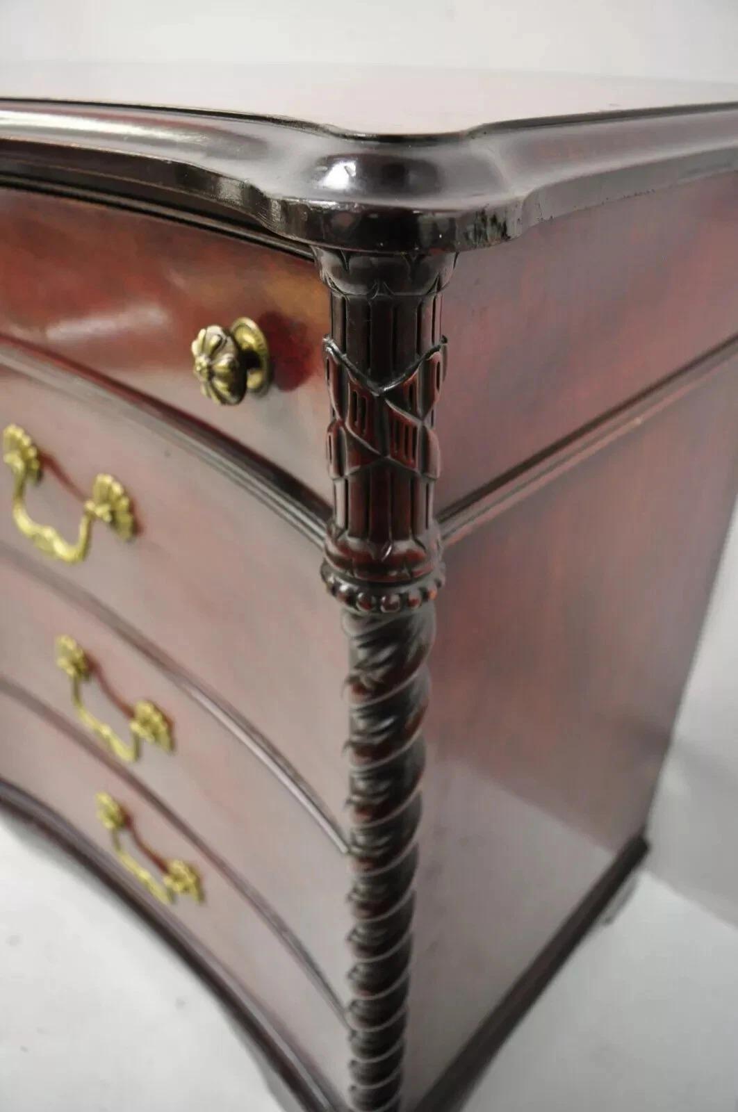 Credenza cinese Chippendale lunga in mogano con ante in pelle lavorata in vendita 6