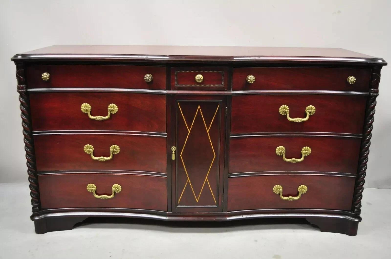 Credenza con comò lungo cinese Chippendale in mogano con ante in pelle lavorata. L'articolo è dotato di piano in vetro personalizzato, frontale in pelle lavorata, belle venature del legno, dettagli ben intagliati, 1 porta a battente, 9 cassetti a