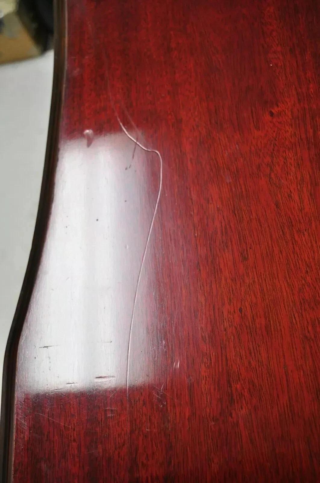 Pelle Credenza cinese Chippendale lunga in mogano con ante in pelle lavorata in vendita