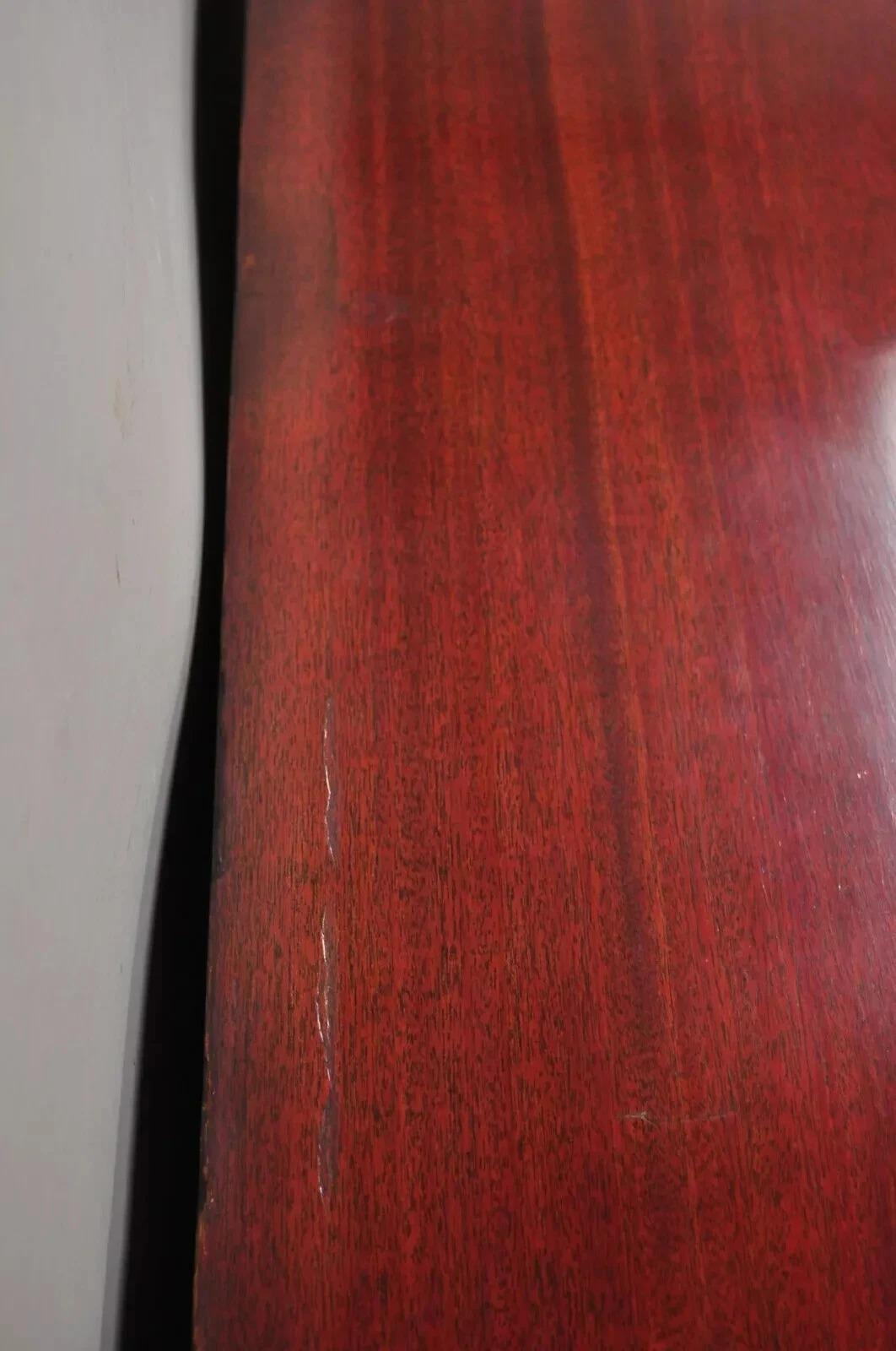 Credenza cinese Chippendale lunga in mogano con ante in pelle lavorata in vendita 1