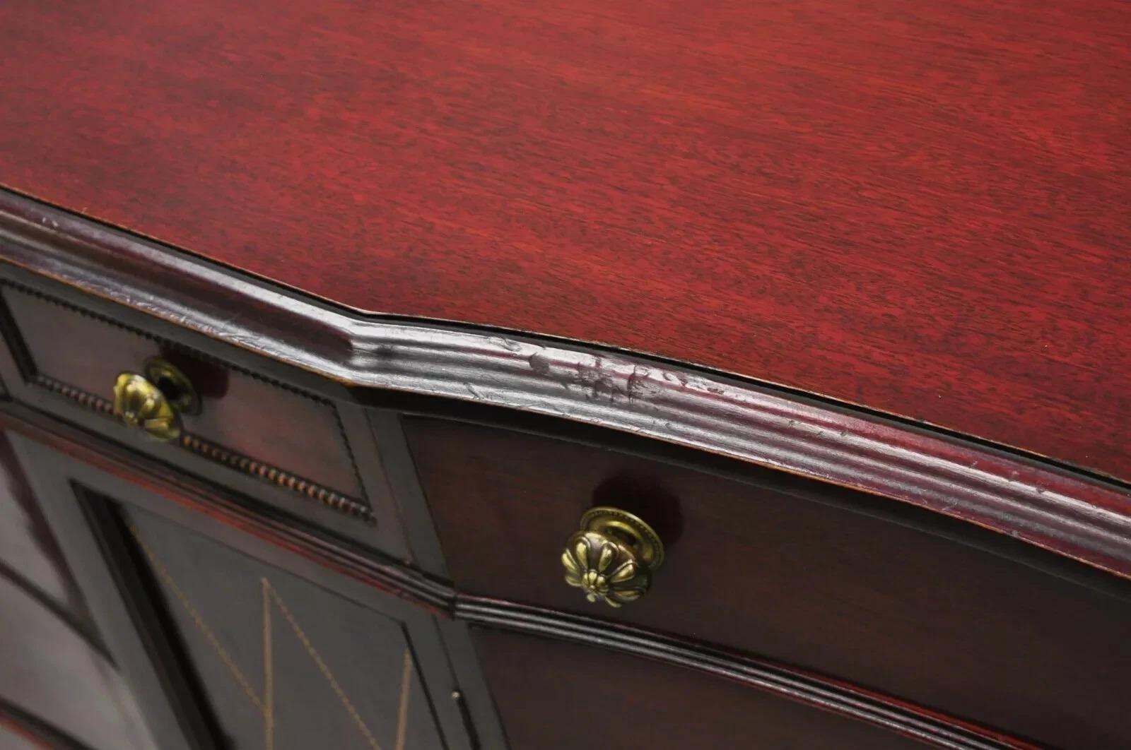 Credenza cinese Chippendale lunga in mogano con ante in pelle lavorata in vendita 2