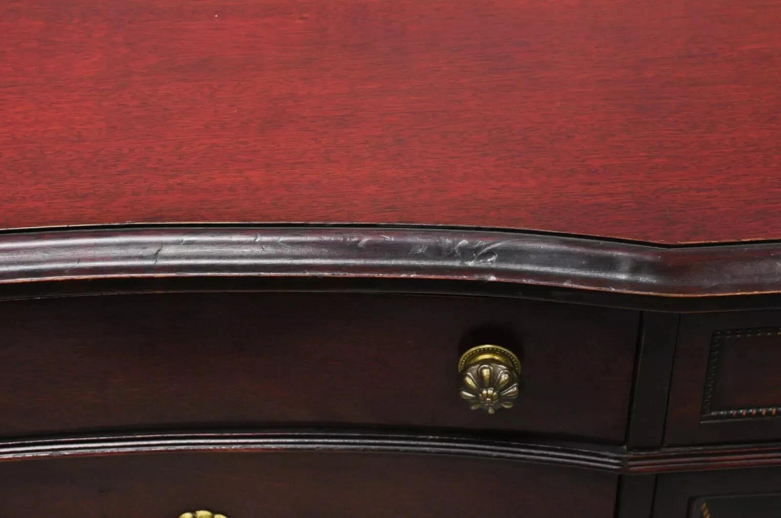 Credenza cinese Chippendale lunga in mogano con ante in pelle lavorata in vendita 3