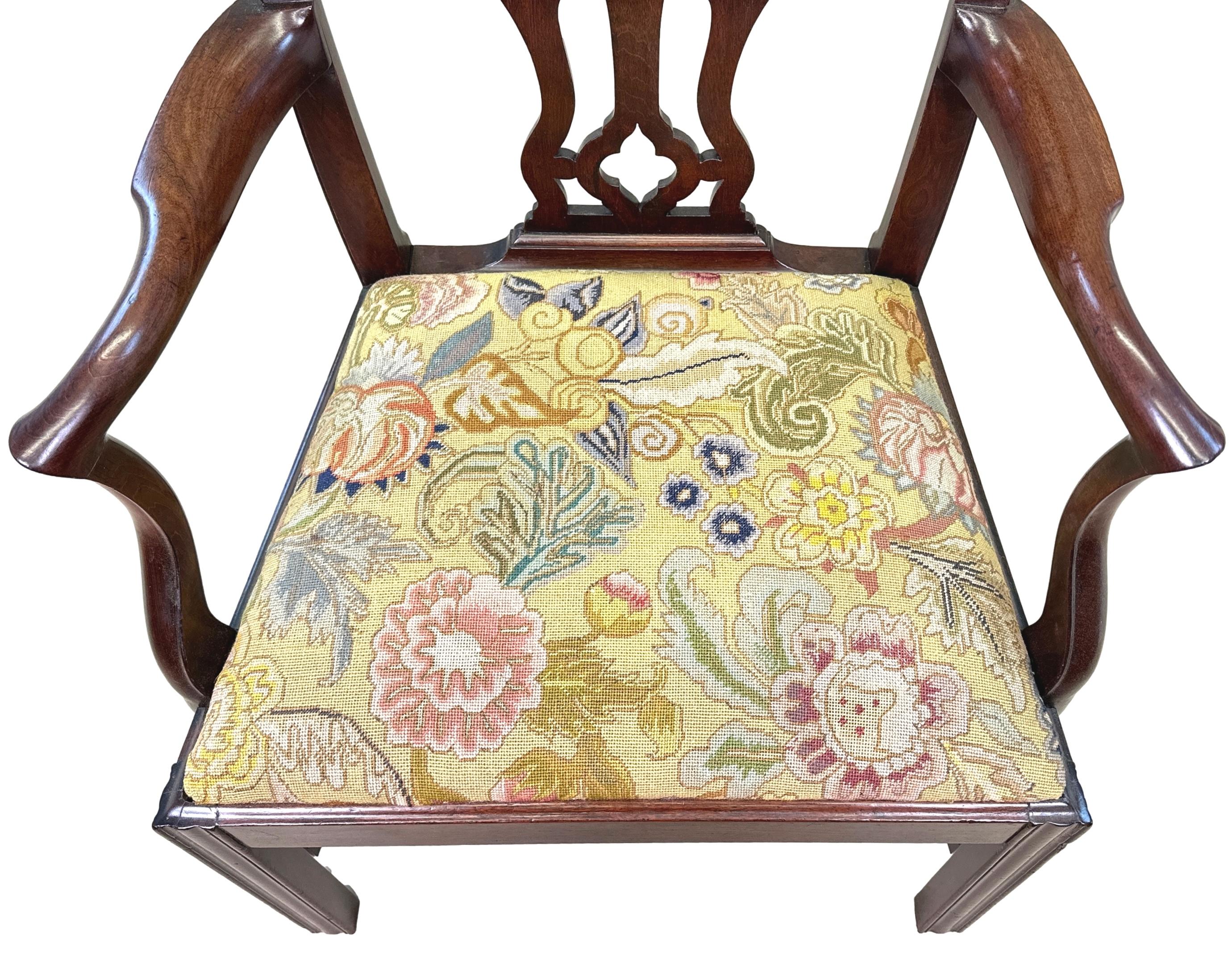 Chaise de bureau ou fauteuil de bonne qualité en acajou géorgien du XVIIIe siècle, d'époque Chippendale, dotée d'un attrayant rebord percé et façonné au dos, d'accoudoirs à volutes et d'une assise à dossier avec couverture en tapisserie à l'aiguille