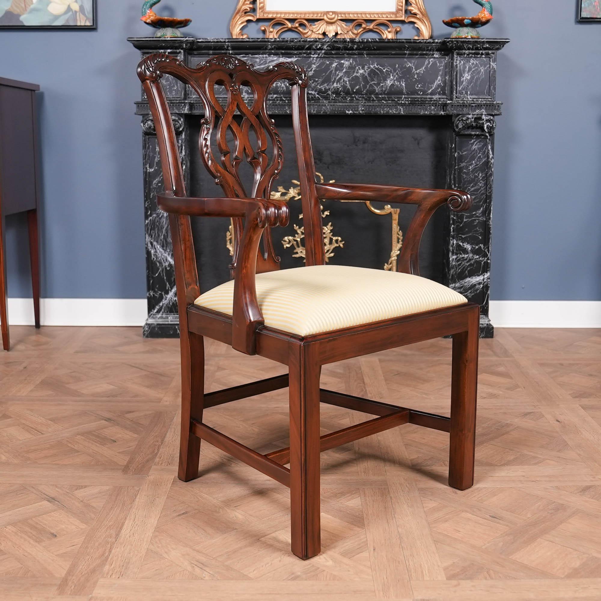 Intagliato a mano Set di 10 sedie Chippendale in mogano in vendita