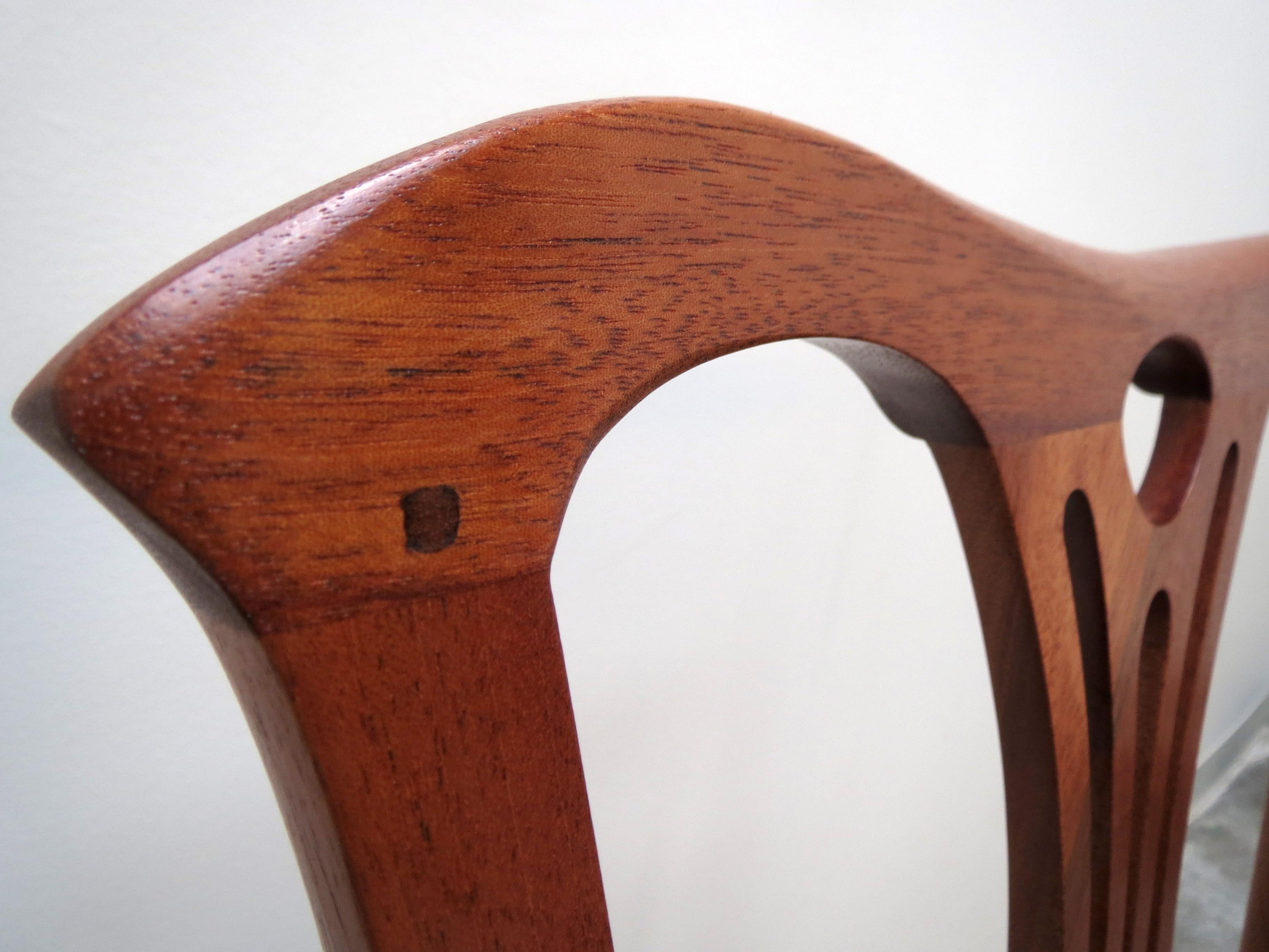 Dieser Stuhl wird mit traditionellen Tischlerarbeiten hergestellt und kann als Esszimmer- oder Beistellstuhl-Set verwendet werden. Die Rückenlehne ist eine Adaption eines traditionellen Designs und der Stuhl als Ganzes ist im Chippendale-Stil