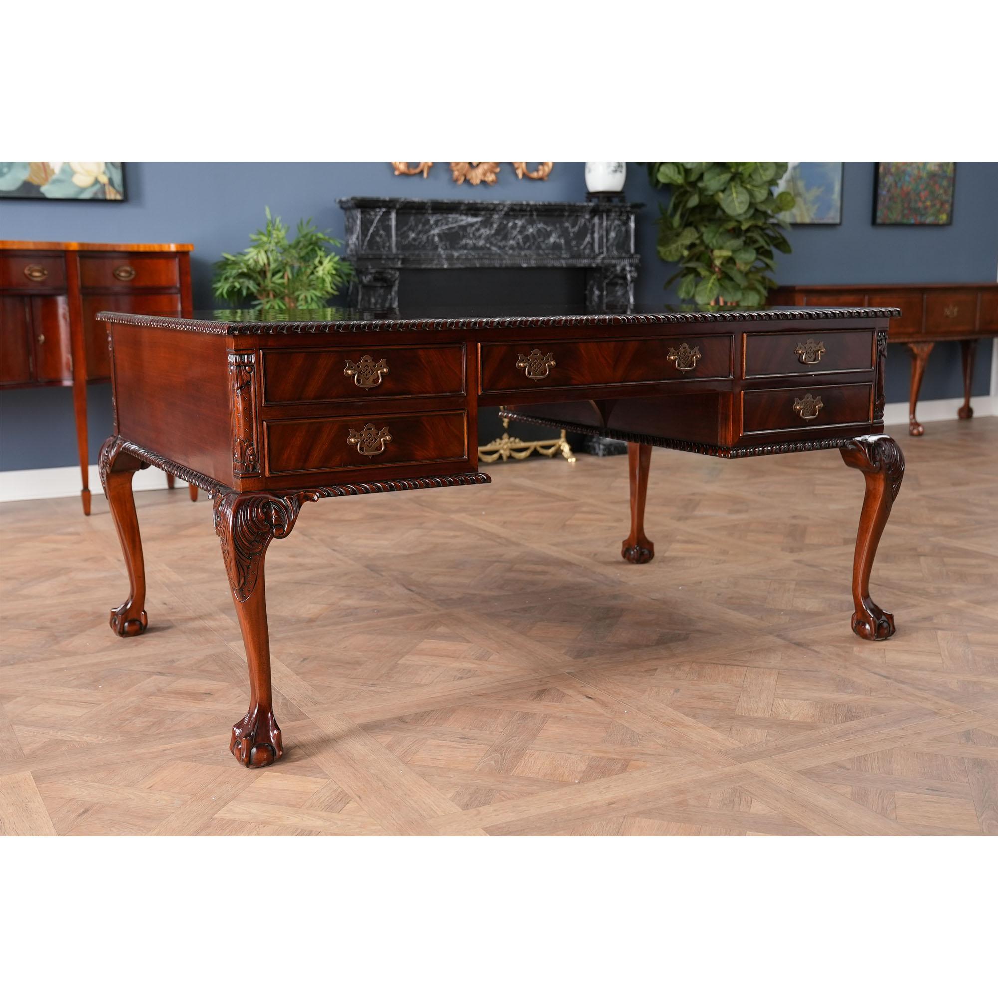 Questa è la versione Niagara Furniture della scrivania Chippendale in mogano. Si tratta di una vera e propria scrivania per partner in tutti i sensi, con un numero uguale di cassetti su ogni lato della scrivania. Questo scrittoio di alta qualità in