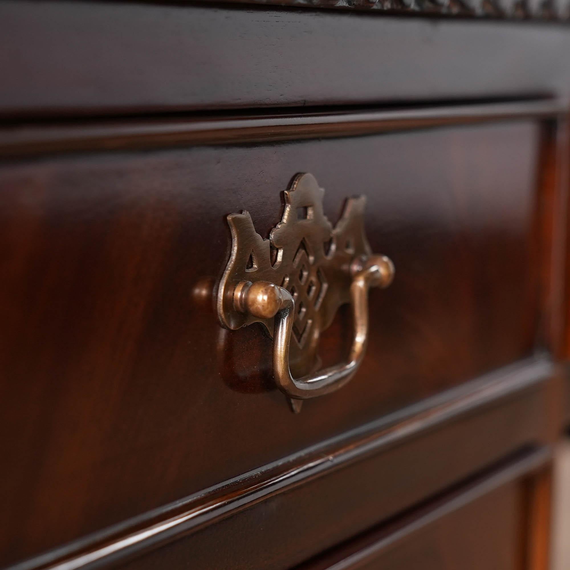 Scrivania Chippendale in mogano In condizioni Nuovo in vendita a Annville, PA