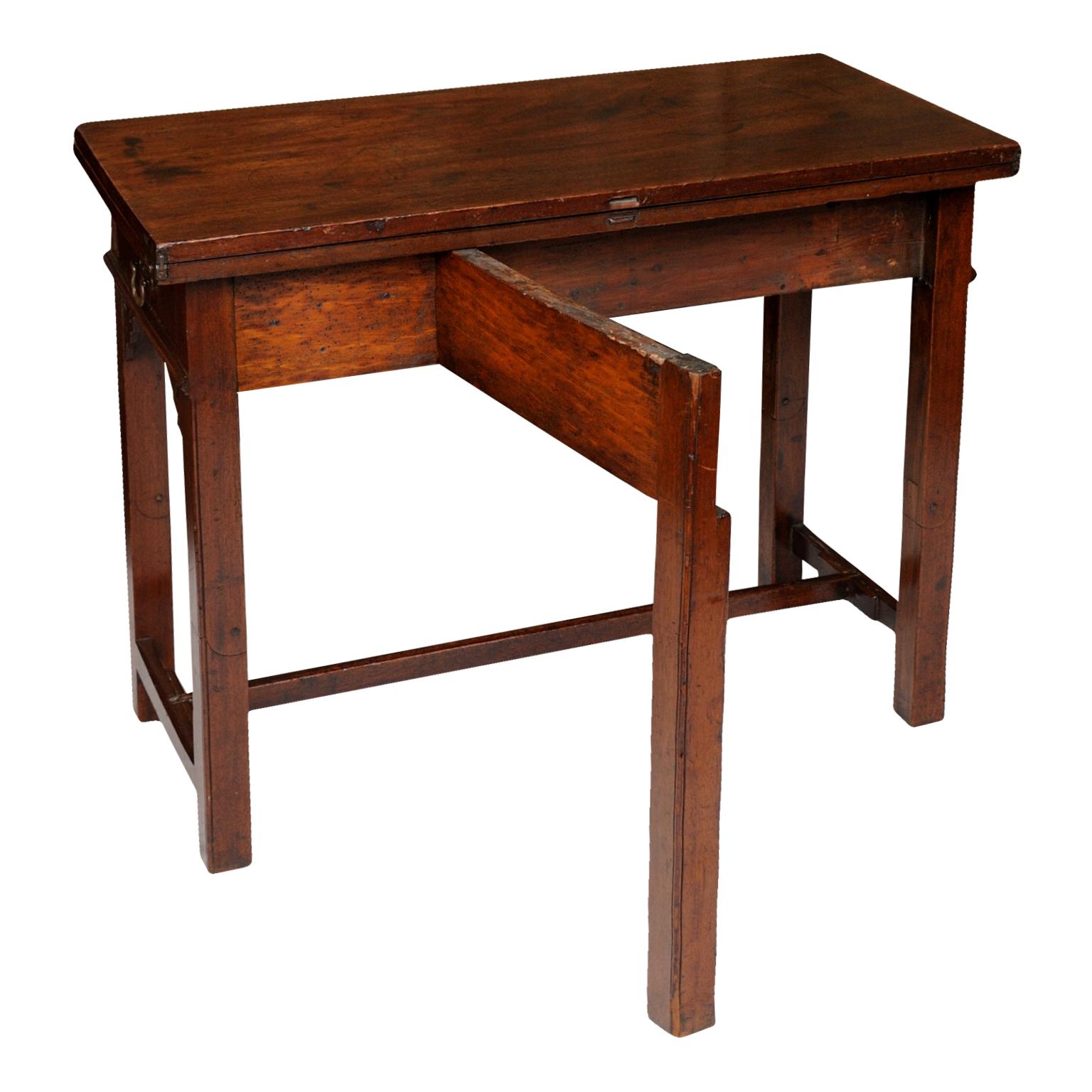 Mahogany Chippendale Period Military Campaign Table, circa 1760 In Good Condition For Sale In Tetbury, Gloucestershire