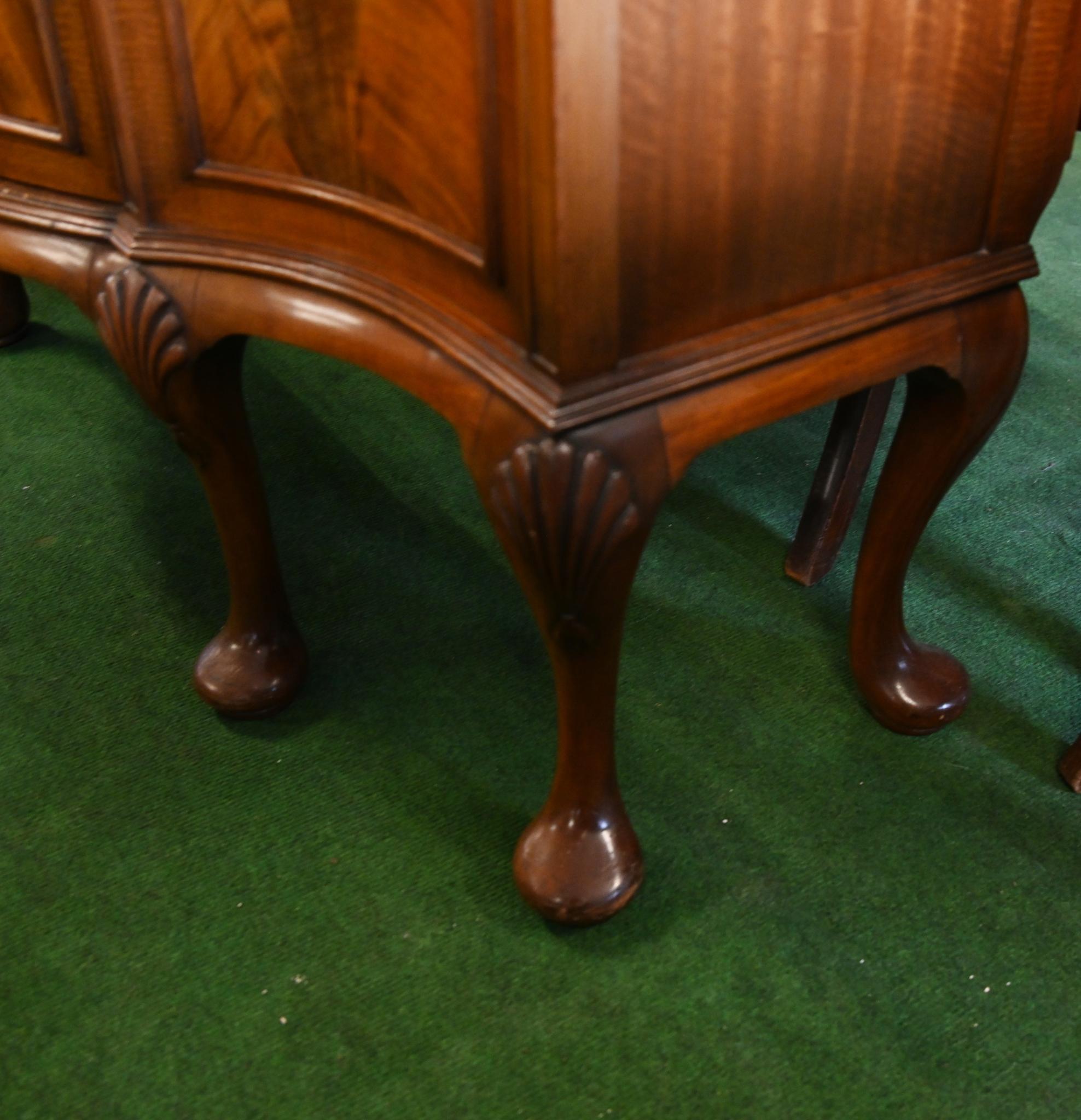 Elegante credenza a serpentina in stile Chippendale con ante in mogano a fuoco
Termina su gambe Queen Anne con piedini a sfera
Circa 1890
Bella patina sul mogano a fiamma
Comprato in una vendita privata a Bloomsbury, a Londra.
Spediamo in ogni