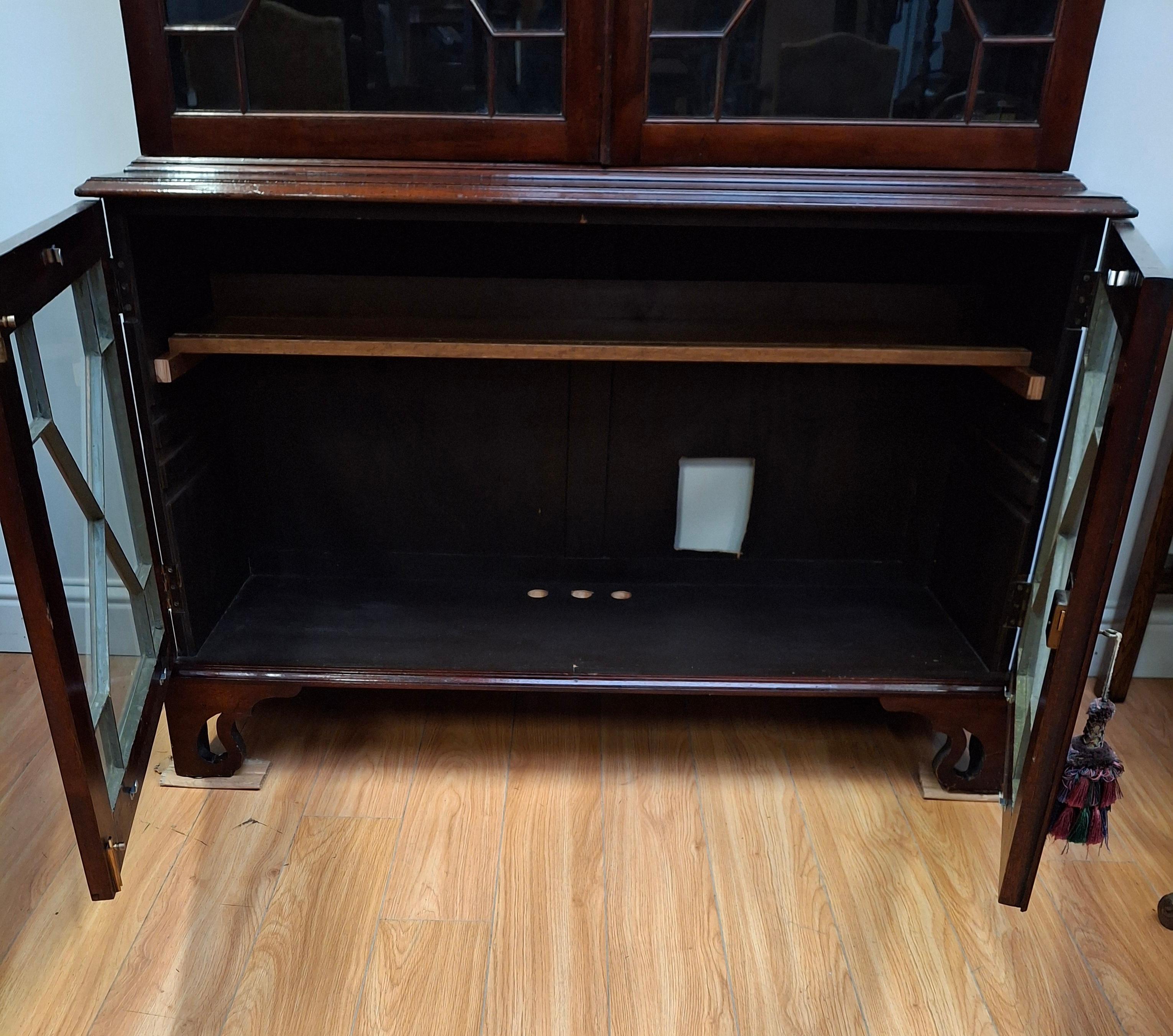 Librería/Expositor de caoba estilo Chippendale en venta 5