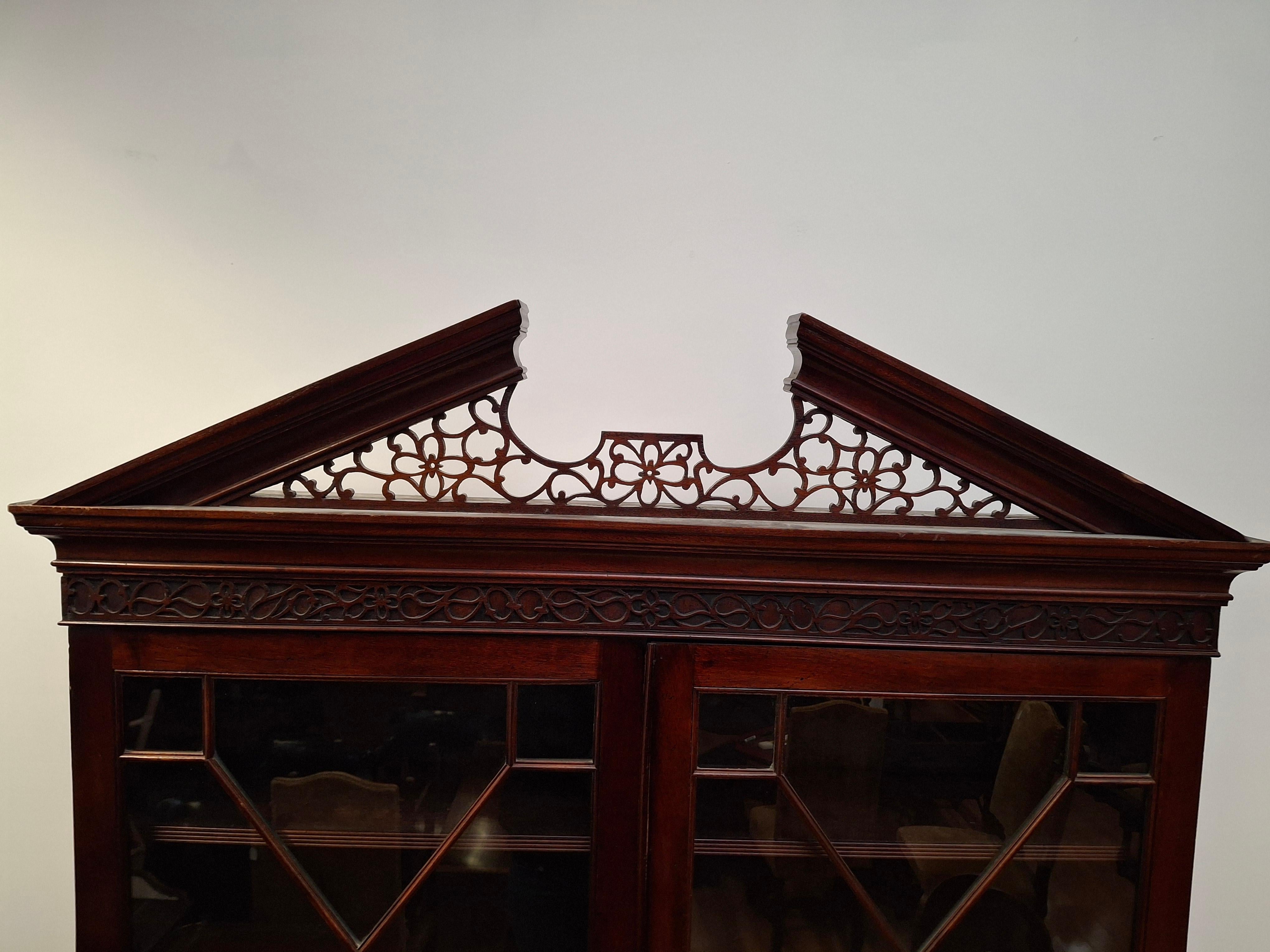 Librería/Expositor de caoba estilo Chippendale en venta 6