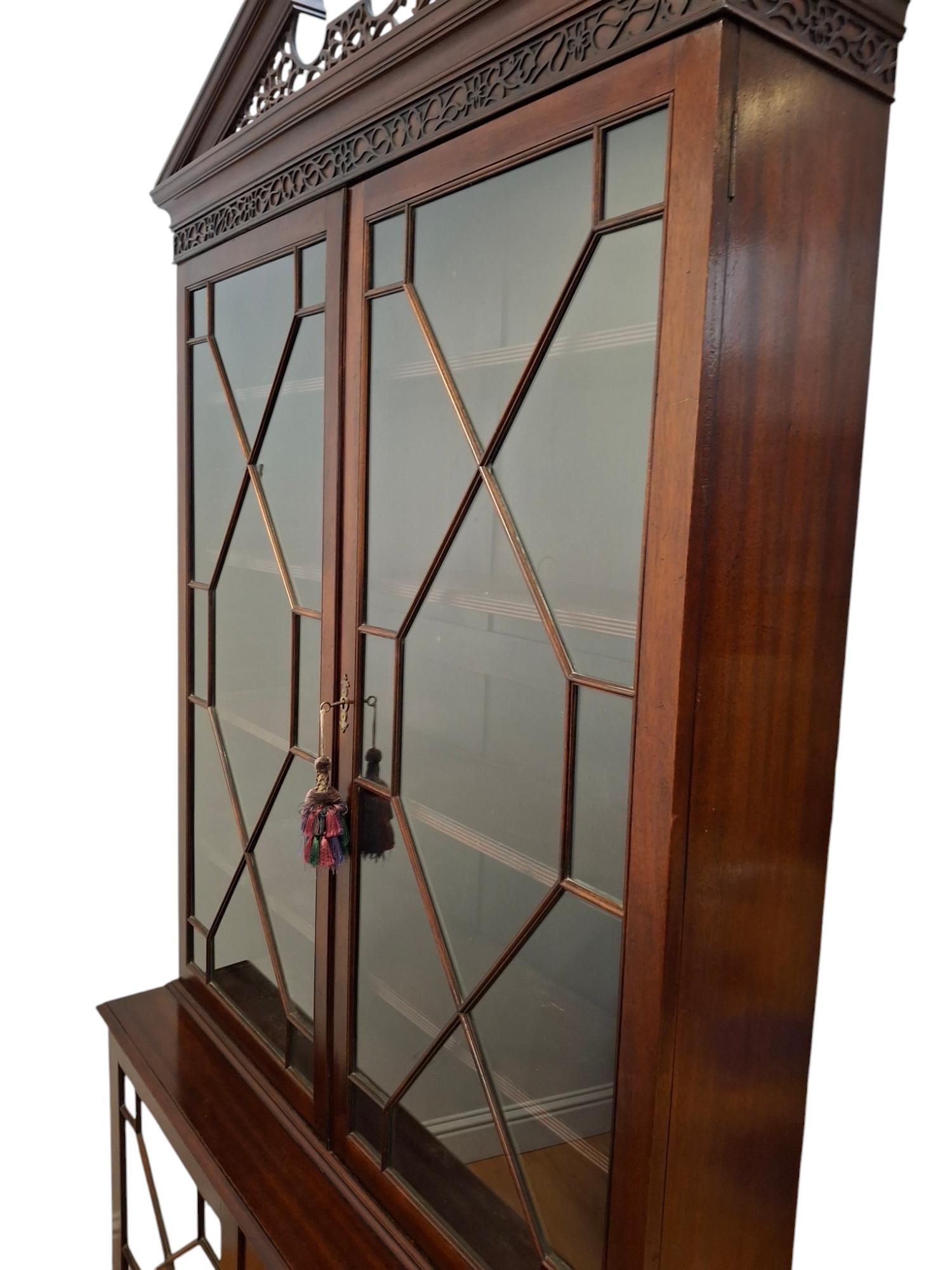Librería/Expositor de caoba estilo Chippendale en venta 7