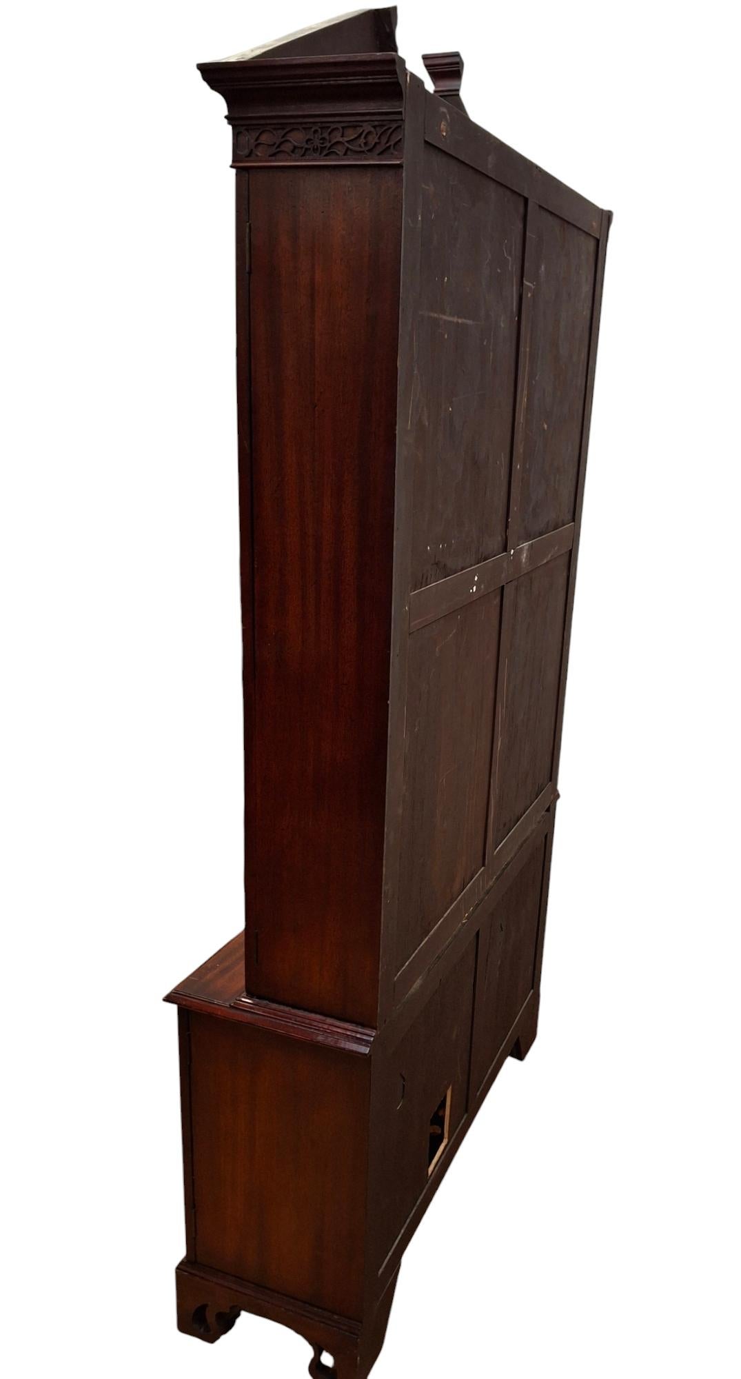 Librería/Expositor de caoba estilo Chippendale en venta 8