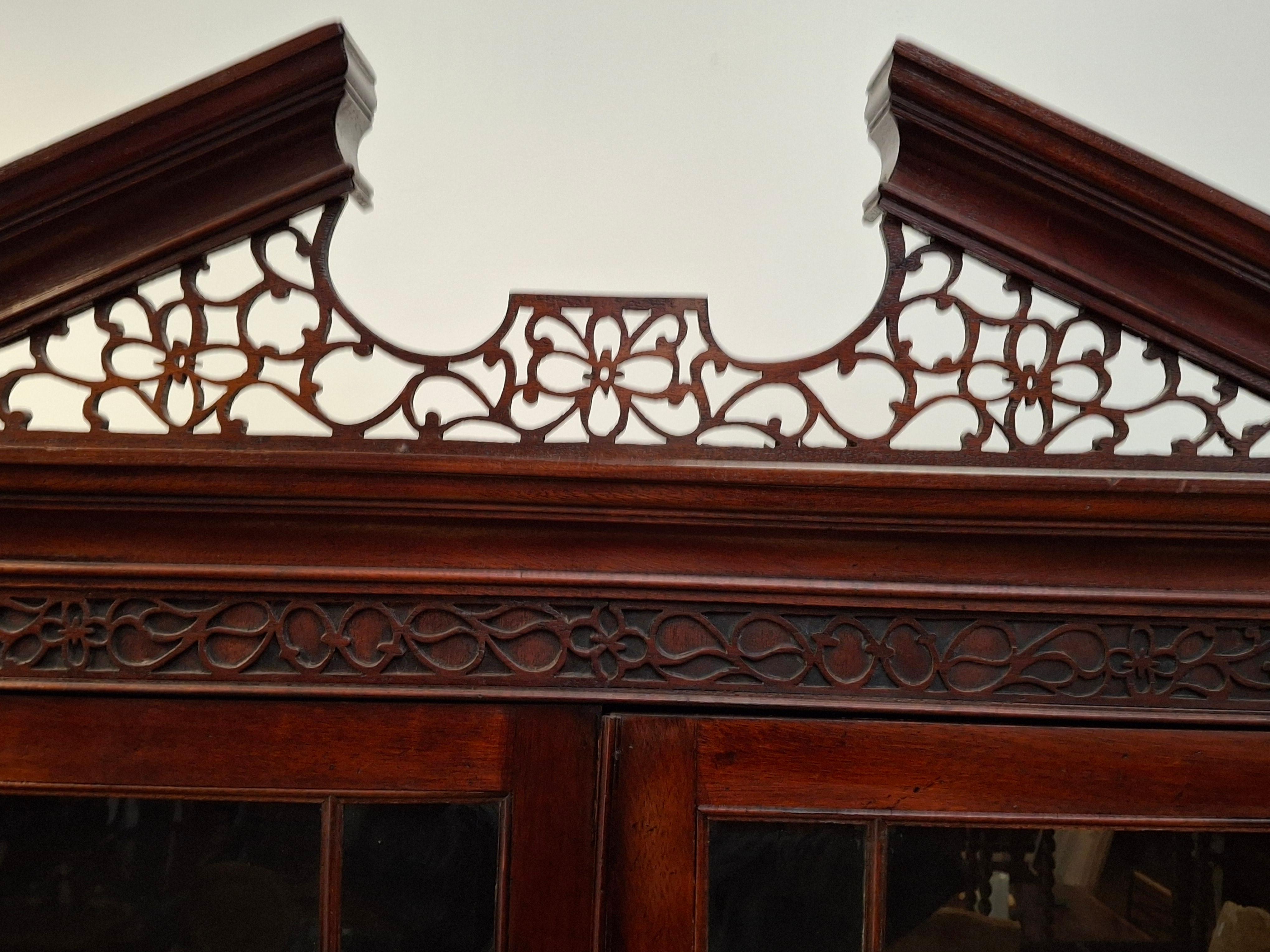 Preciosa librería vitrina de dos piezas estilo Chippendale de caoba.

