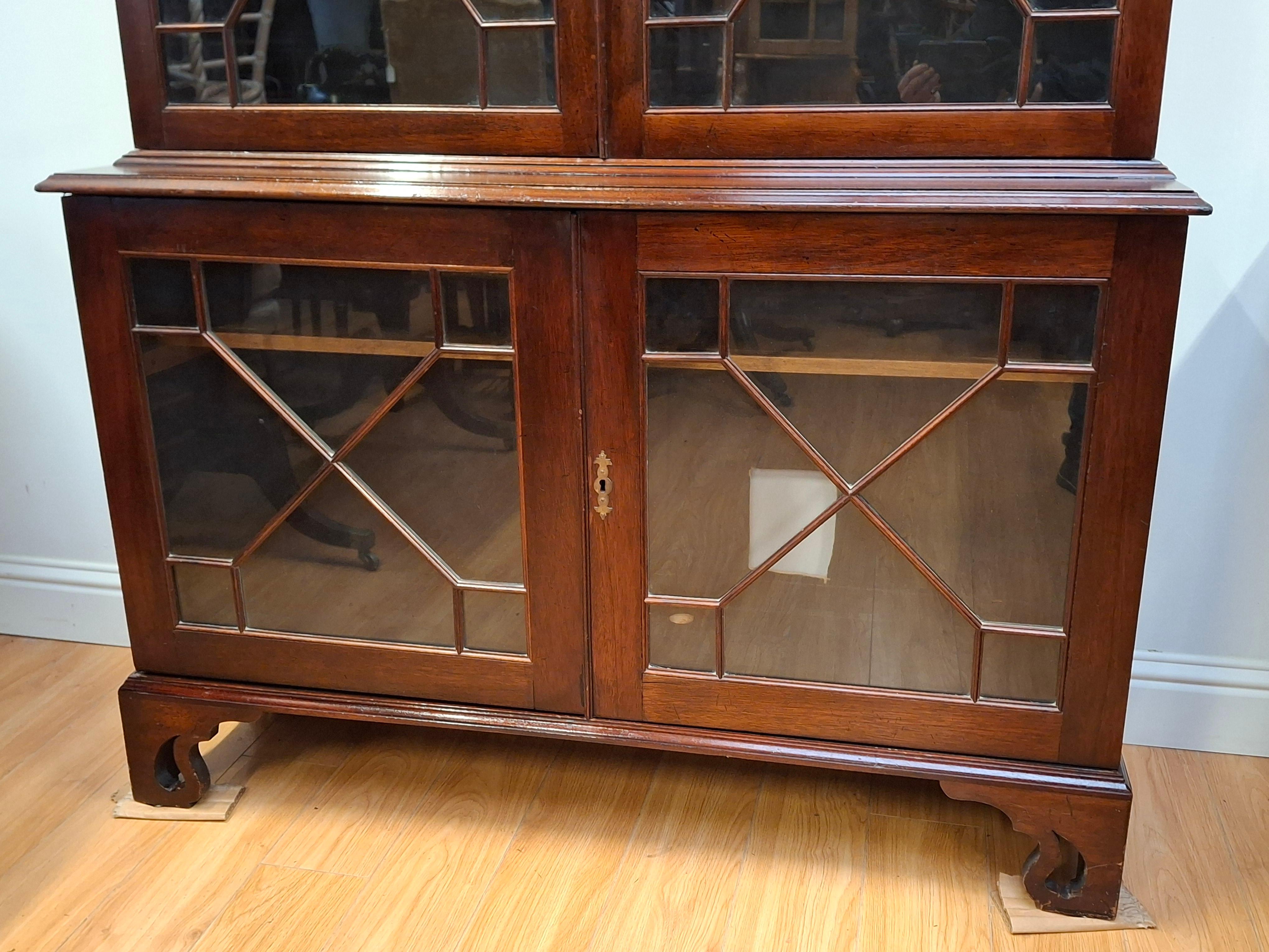 Librería/Expositor de caoba estilo Chippendale en Bueno estado para la venta en San Francisco, CA