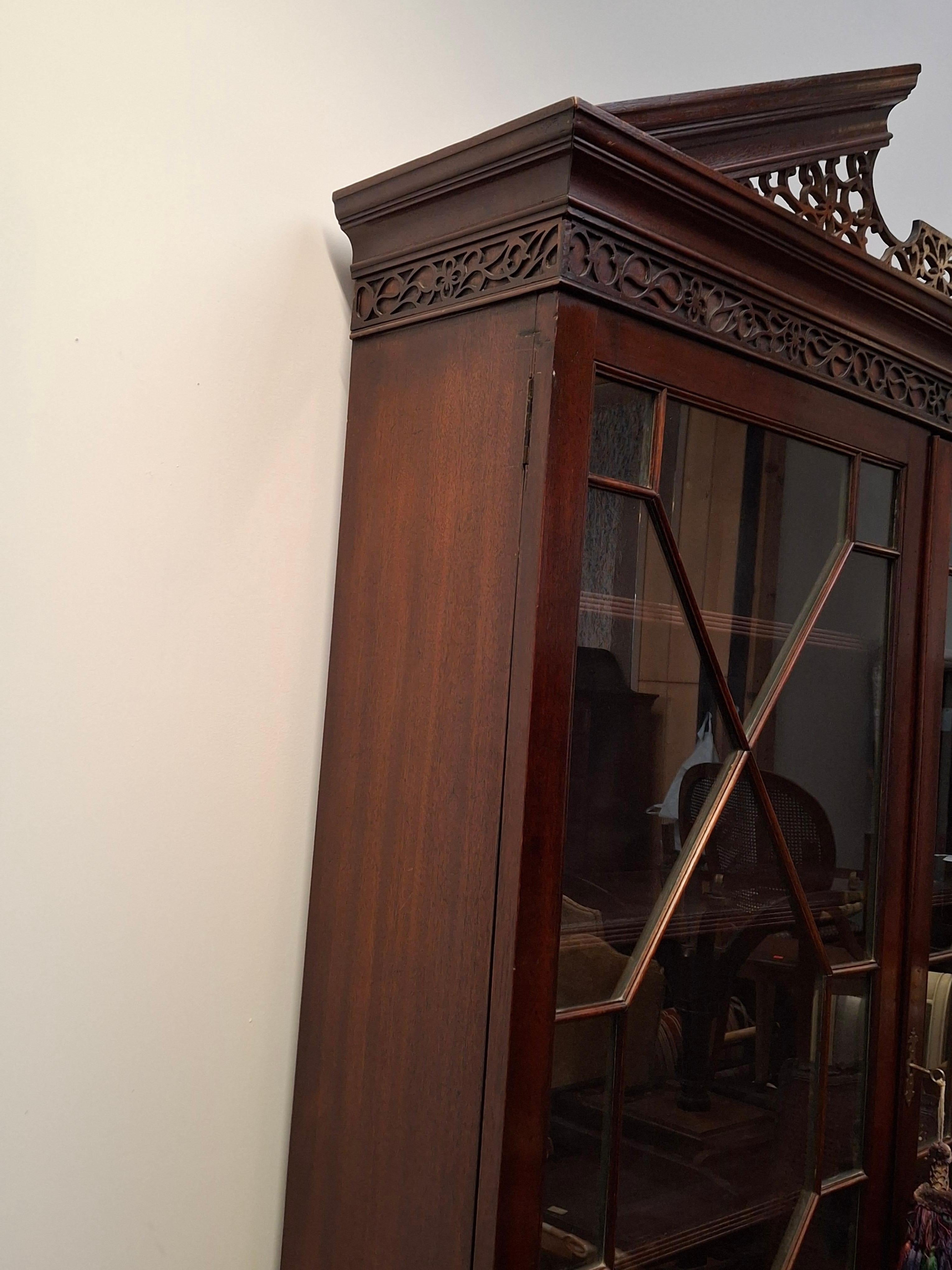Librería/Expositor de caoba estilo Chippendale siglo XX en venta