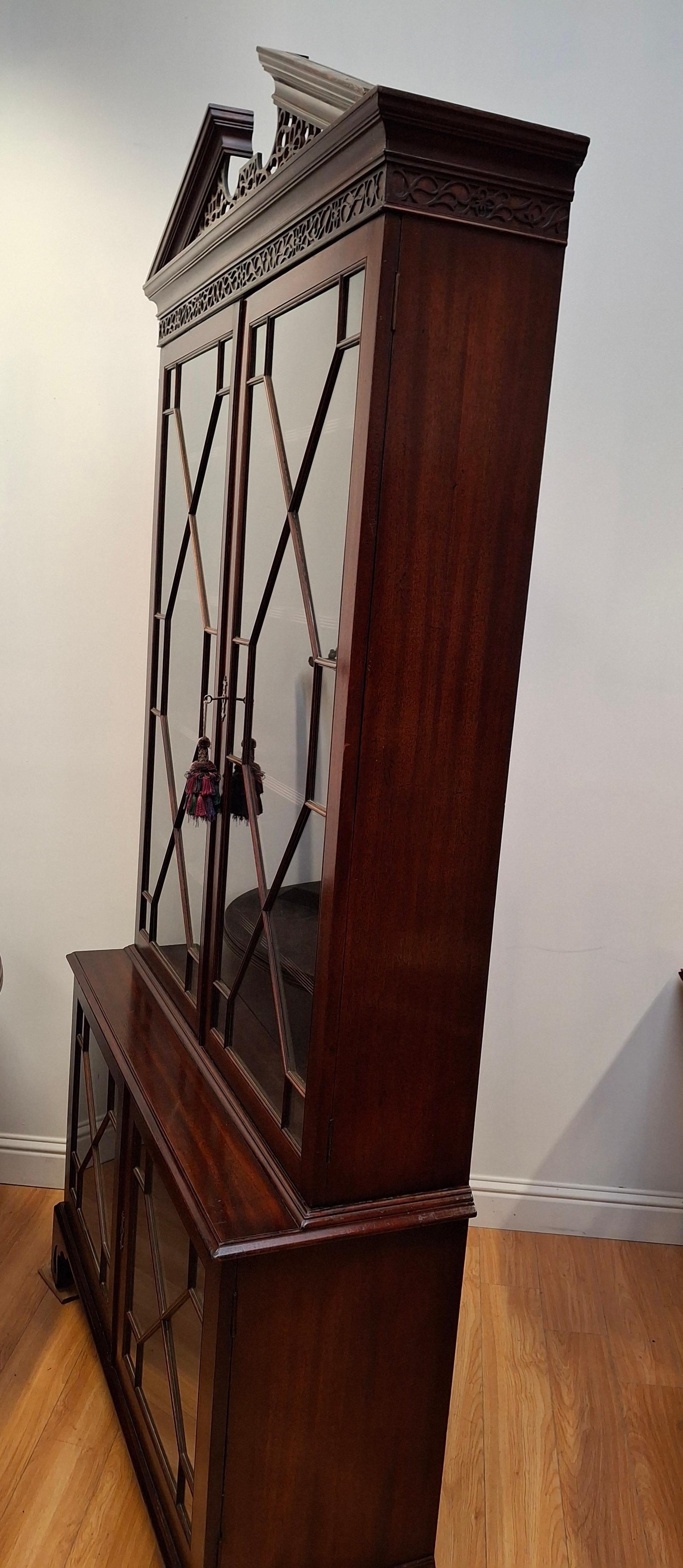 Librería/Expositor de caoba estilo Chippendale Vidrio en venta