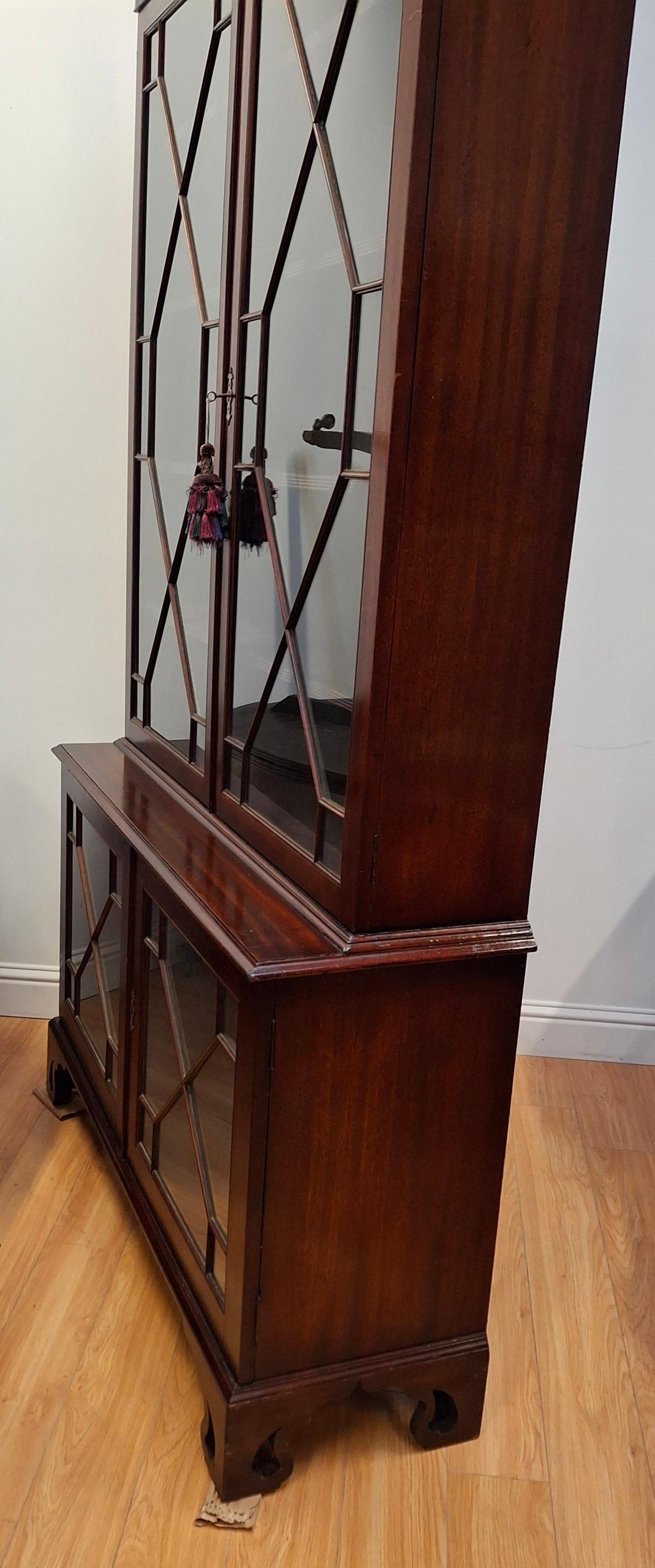 Librería/Expositor de caoba estilo Chippendale en venta 1