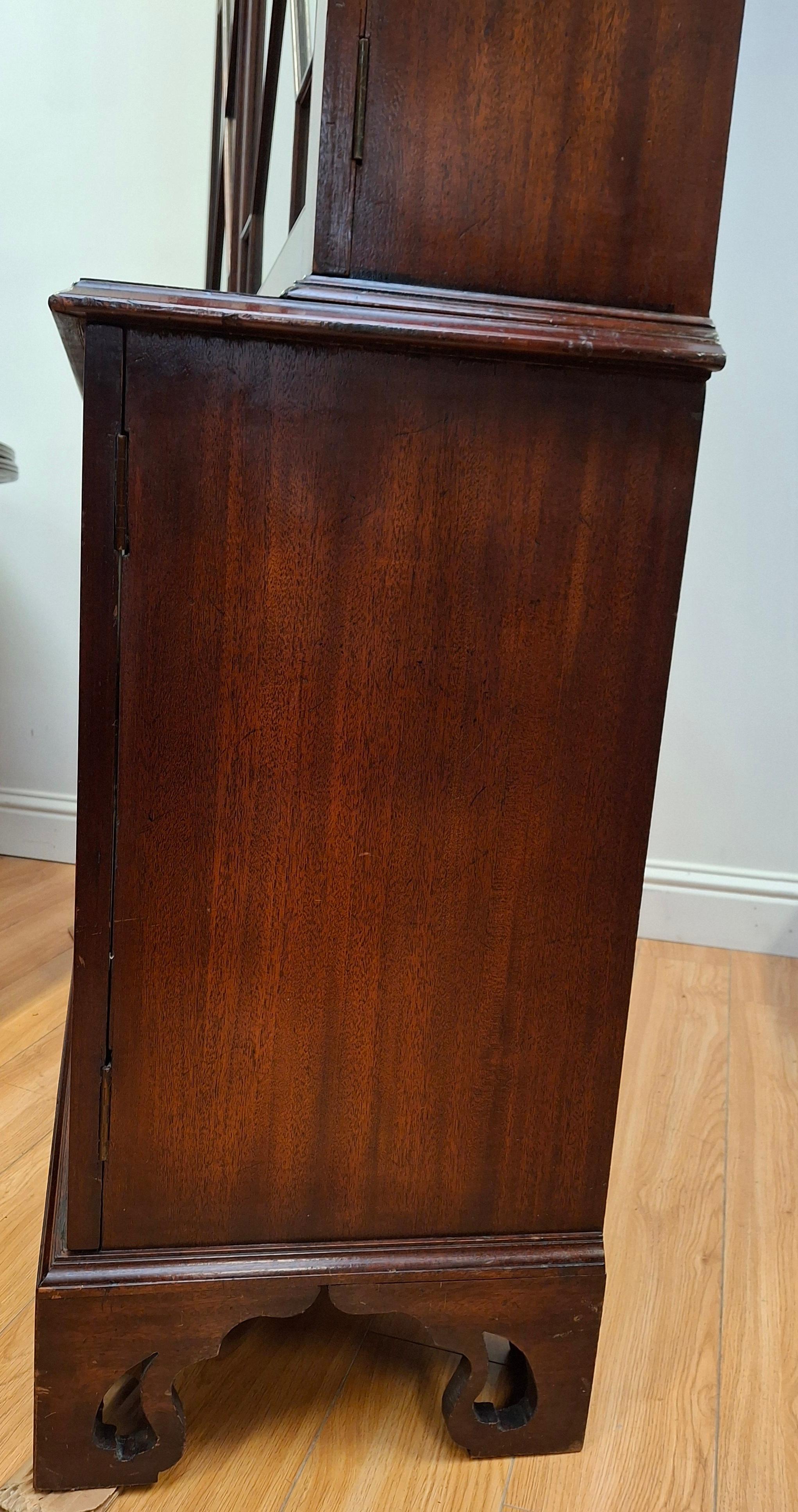 Librería/Expositor de caoba estilo Chippendale en venta 2
