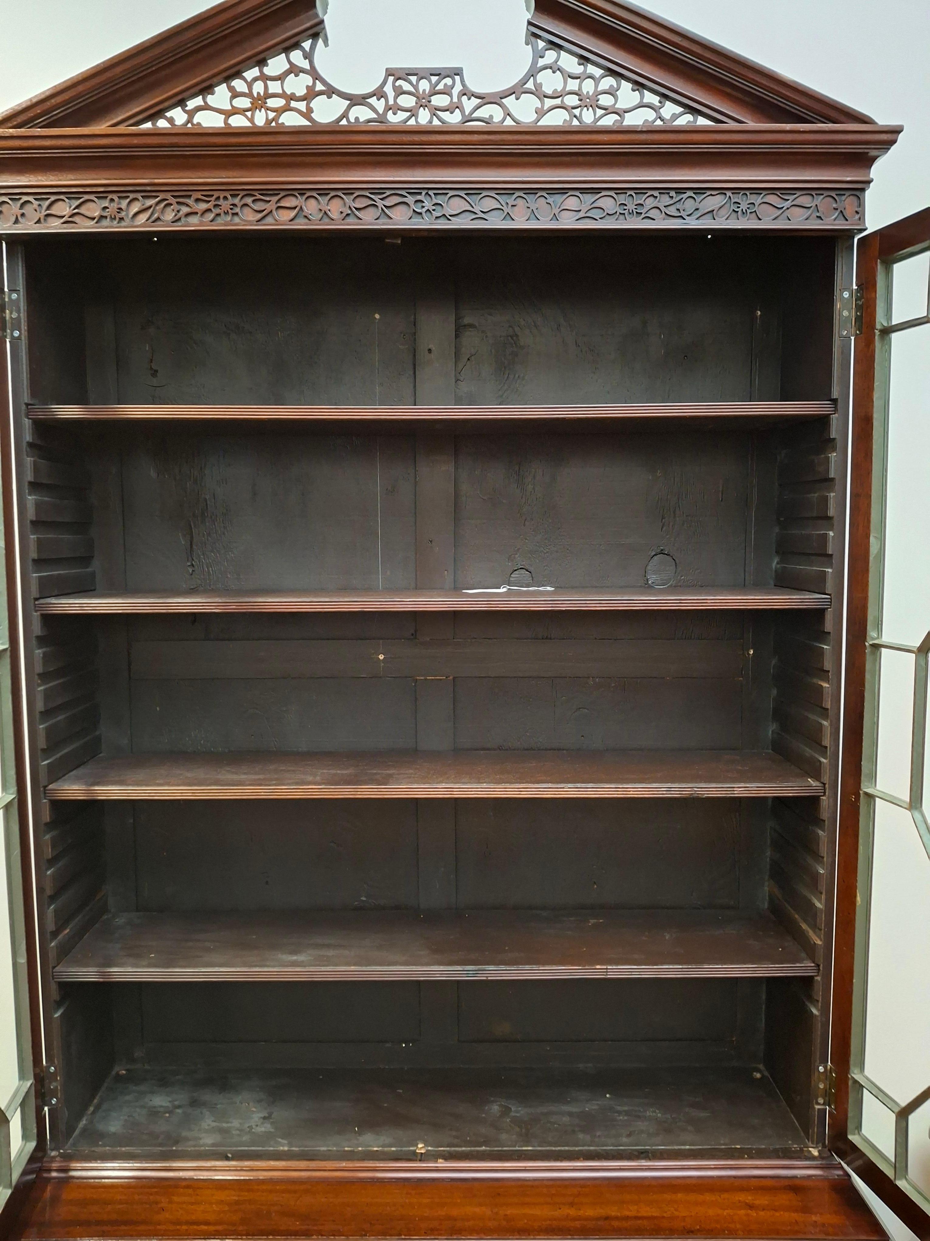 Librería/Expositor de caoba estilo Chippendale en venta 3