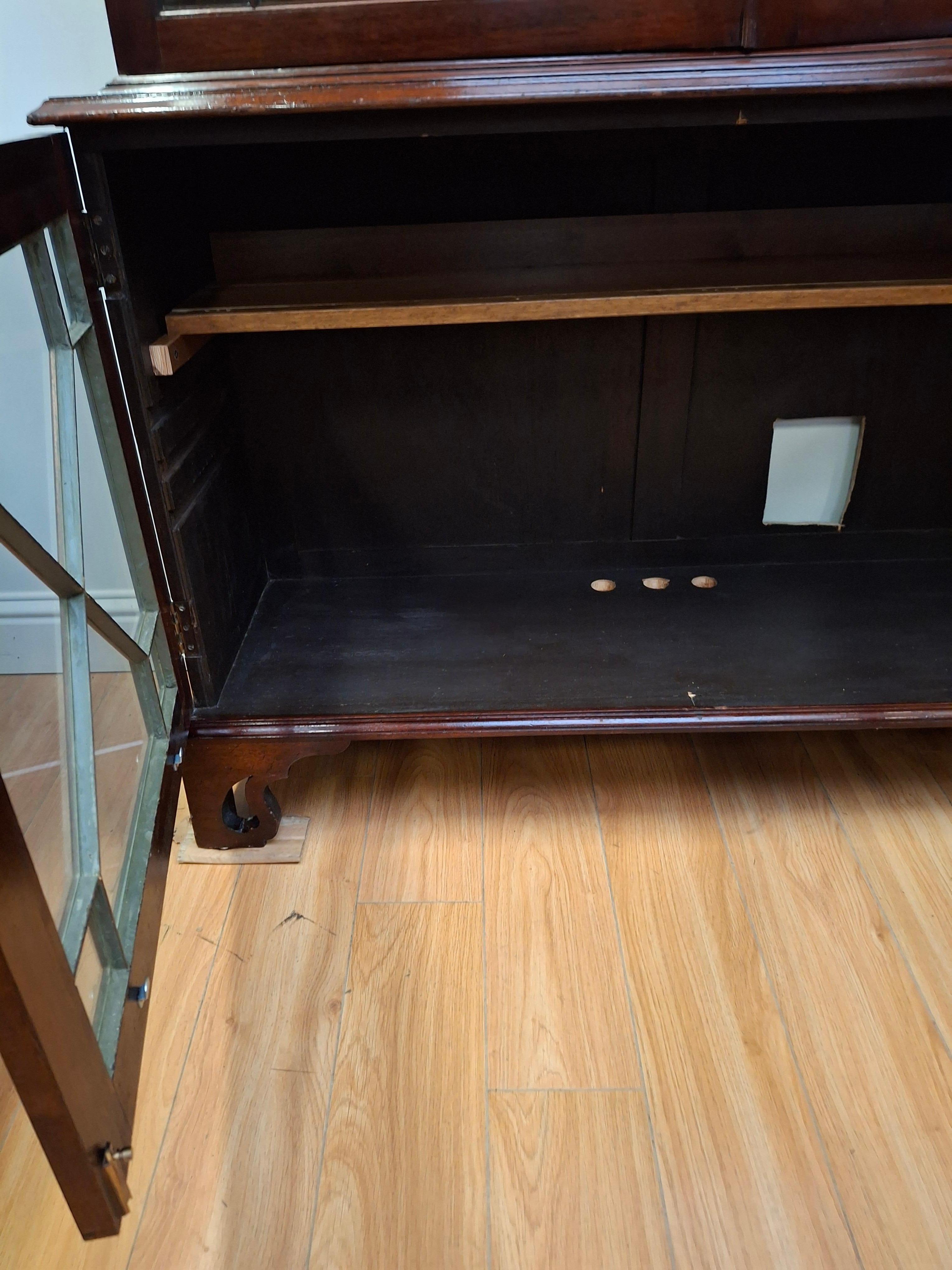 Librería/Expositor de caoba estilo Chippendale en venta 4