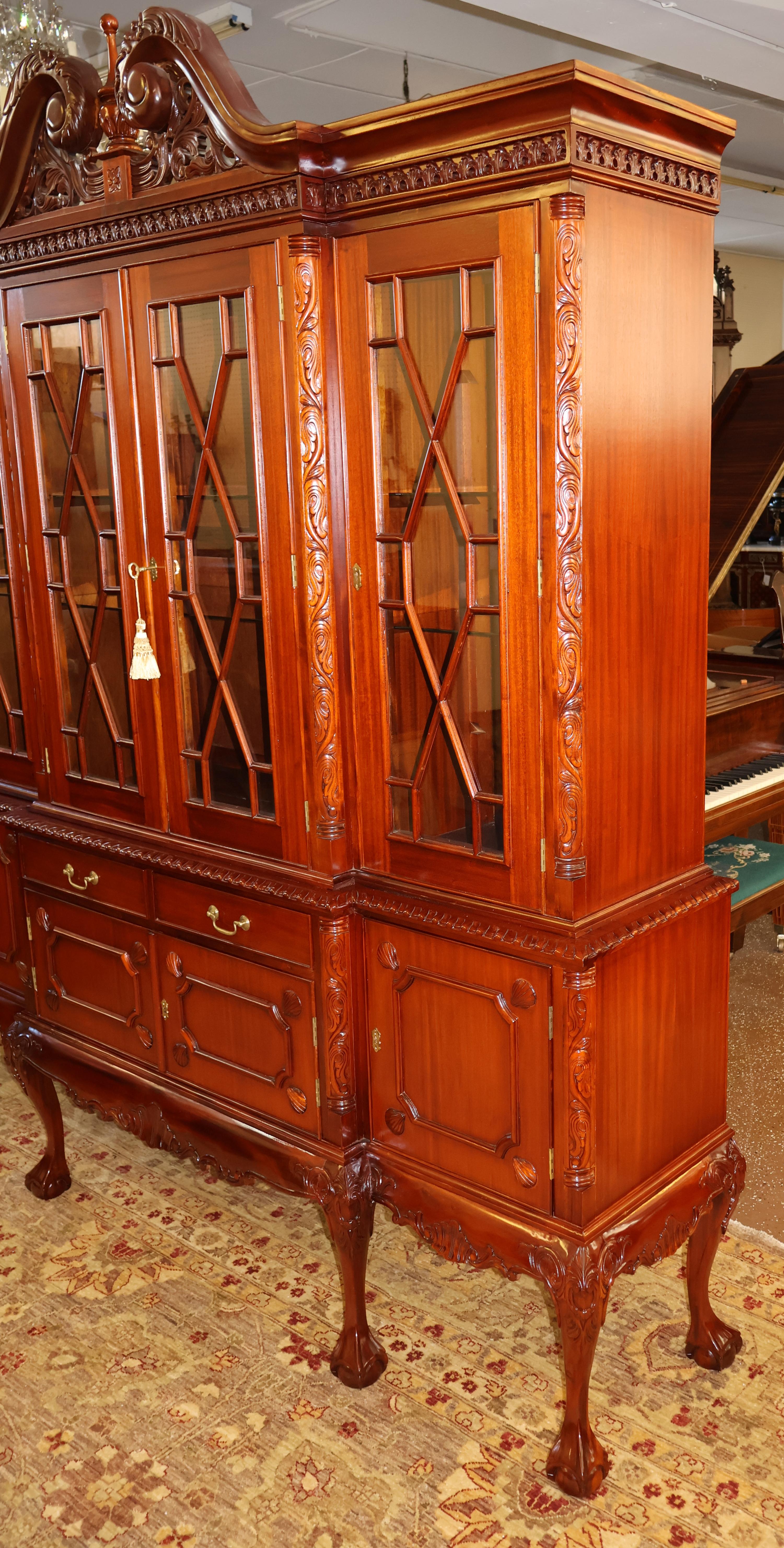Armadio portavivande in stile Chippendale in mogano Libreria Breakfront In condizioni buone in vendita a Long Branch, NJ