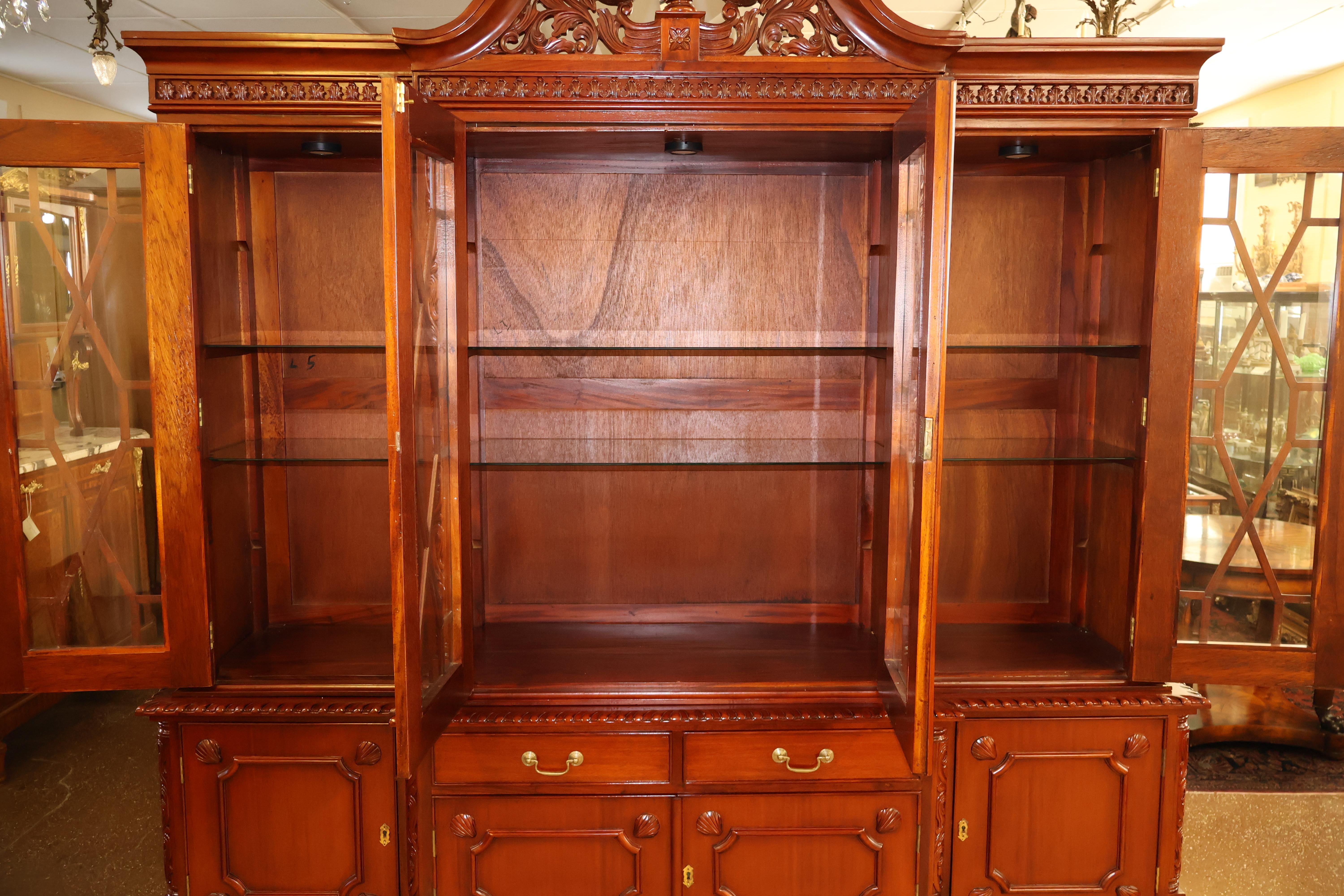 Mogano Armadio portavivande in stile Chippendale in mogano Libreria Breakfront in vendita
