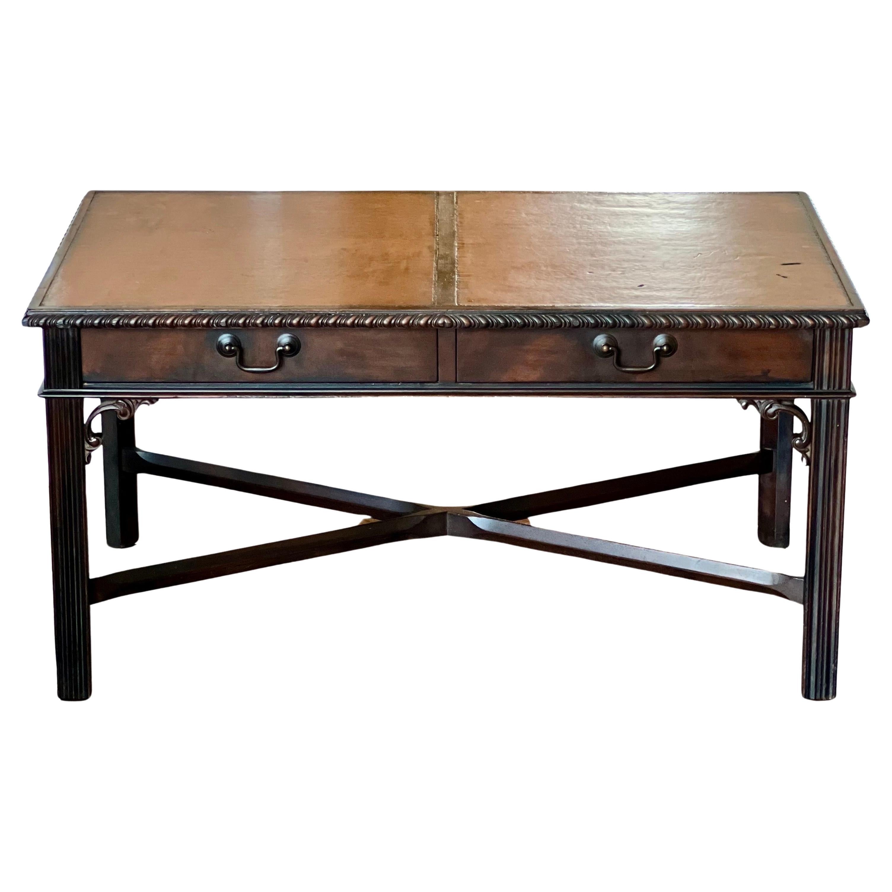 Table basse de style Chippendale avec plateau en cuir et tiroirs par Imperial