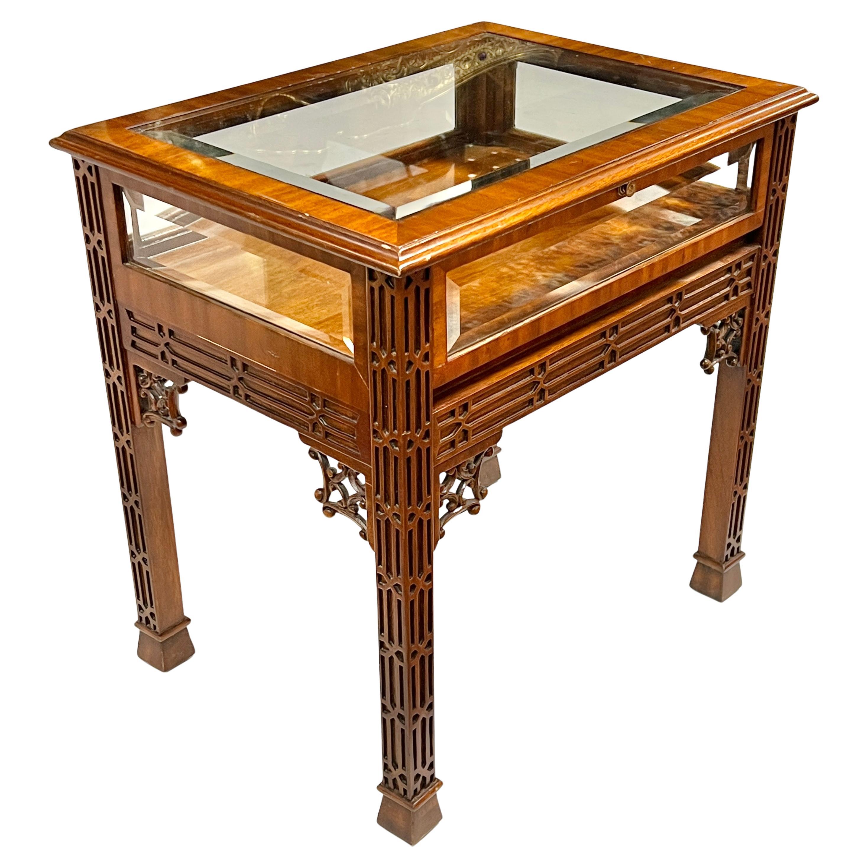 Mesa vitrina de caoba estilo Chippendale de Maitland Smith
