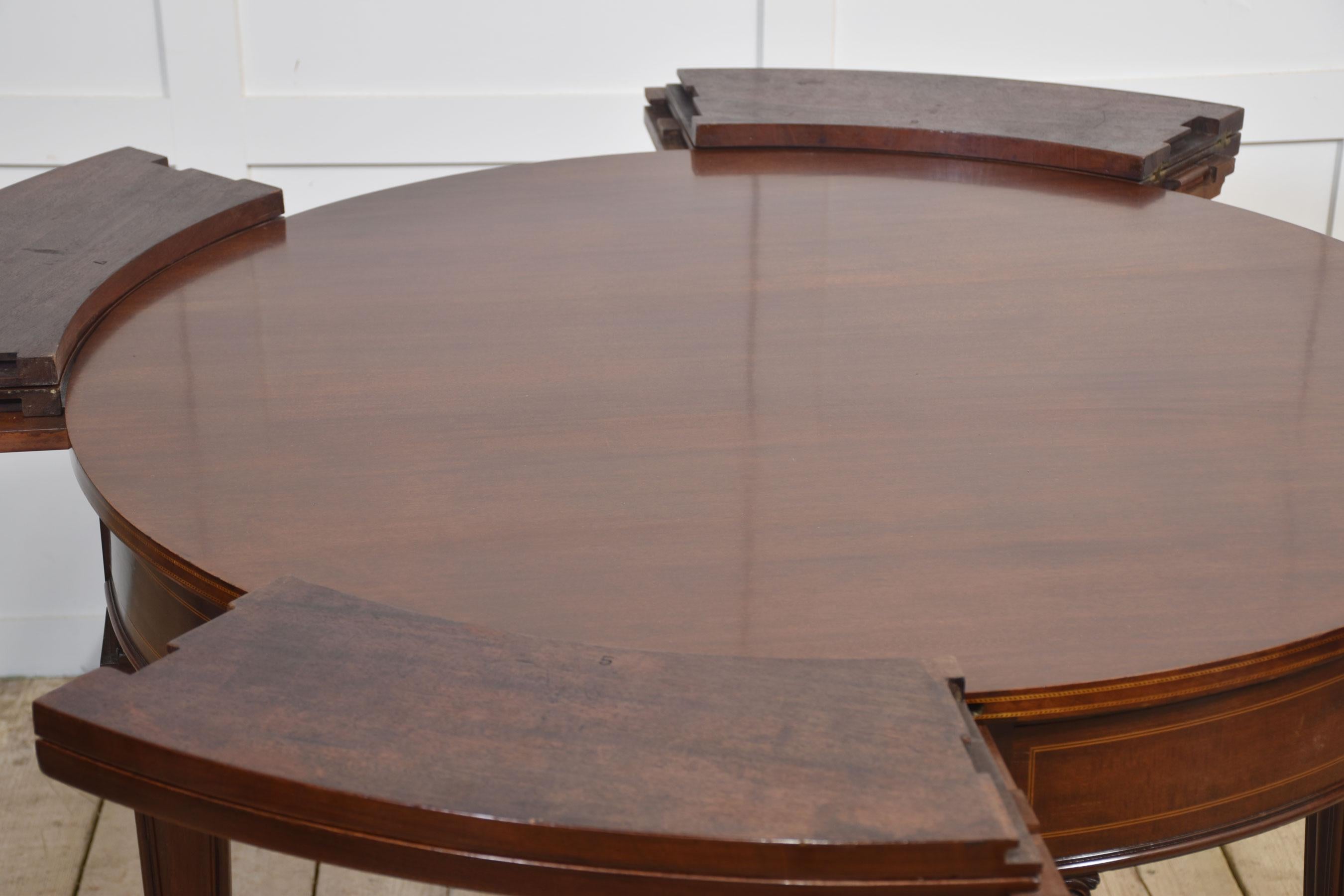 Mahogany circular extending dining table In Good Condition For Sale In Cheshire, GB