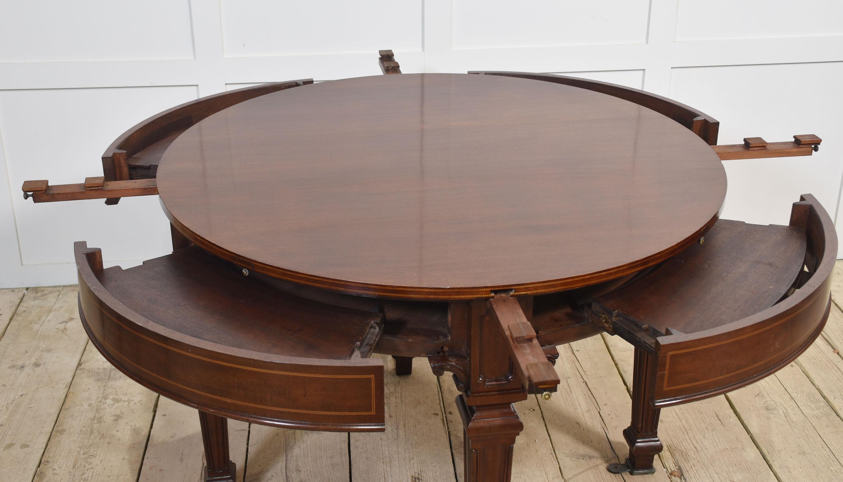 20th Century Mahogany circular extending dining table For Sale