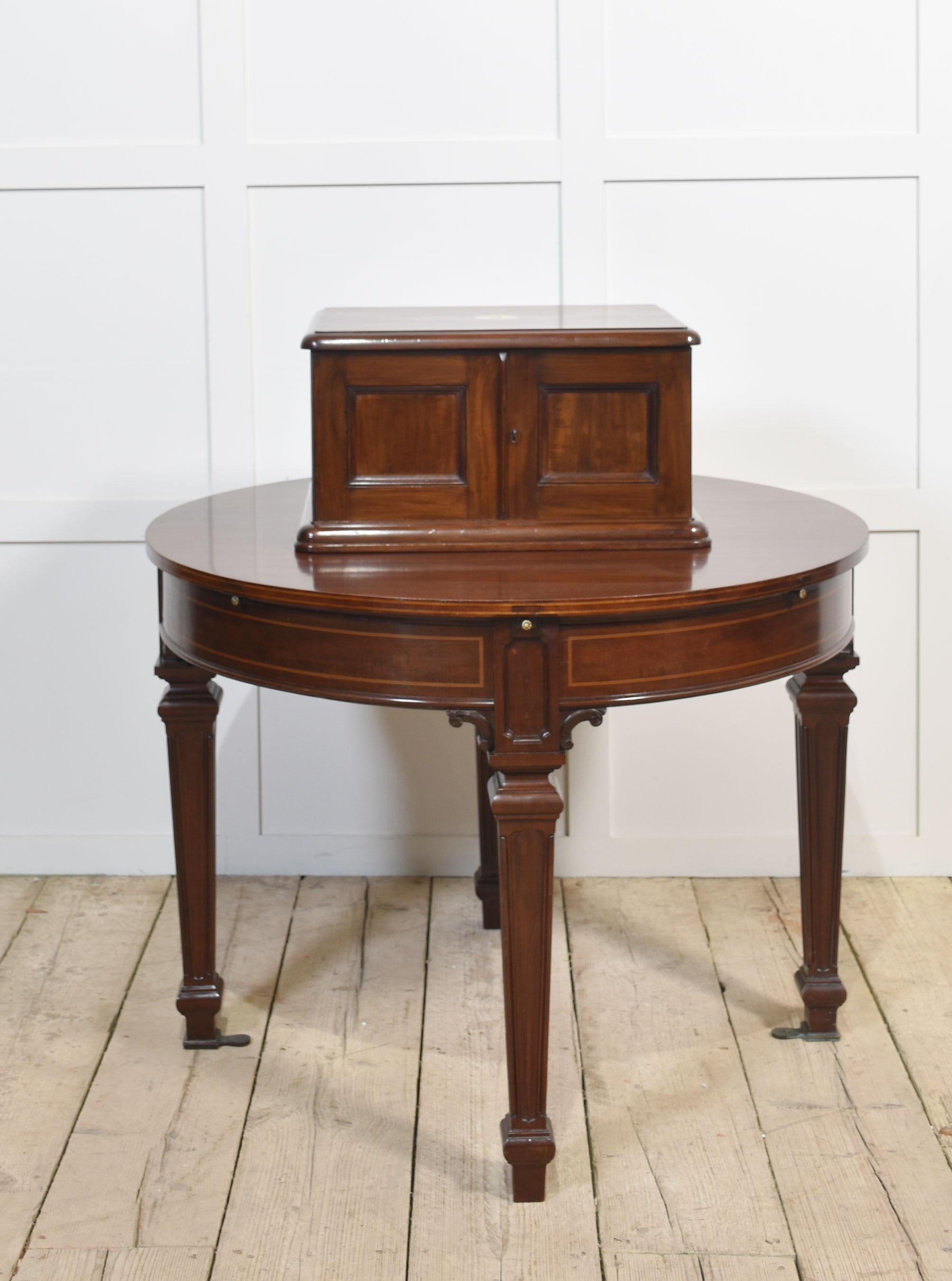 Mahogany circular extending dining table For Sale 3