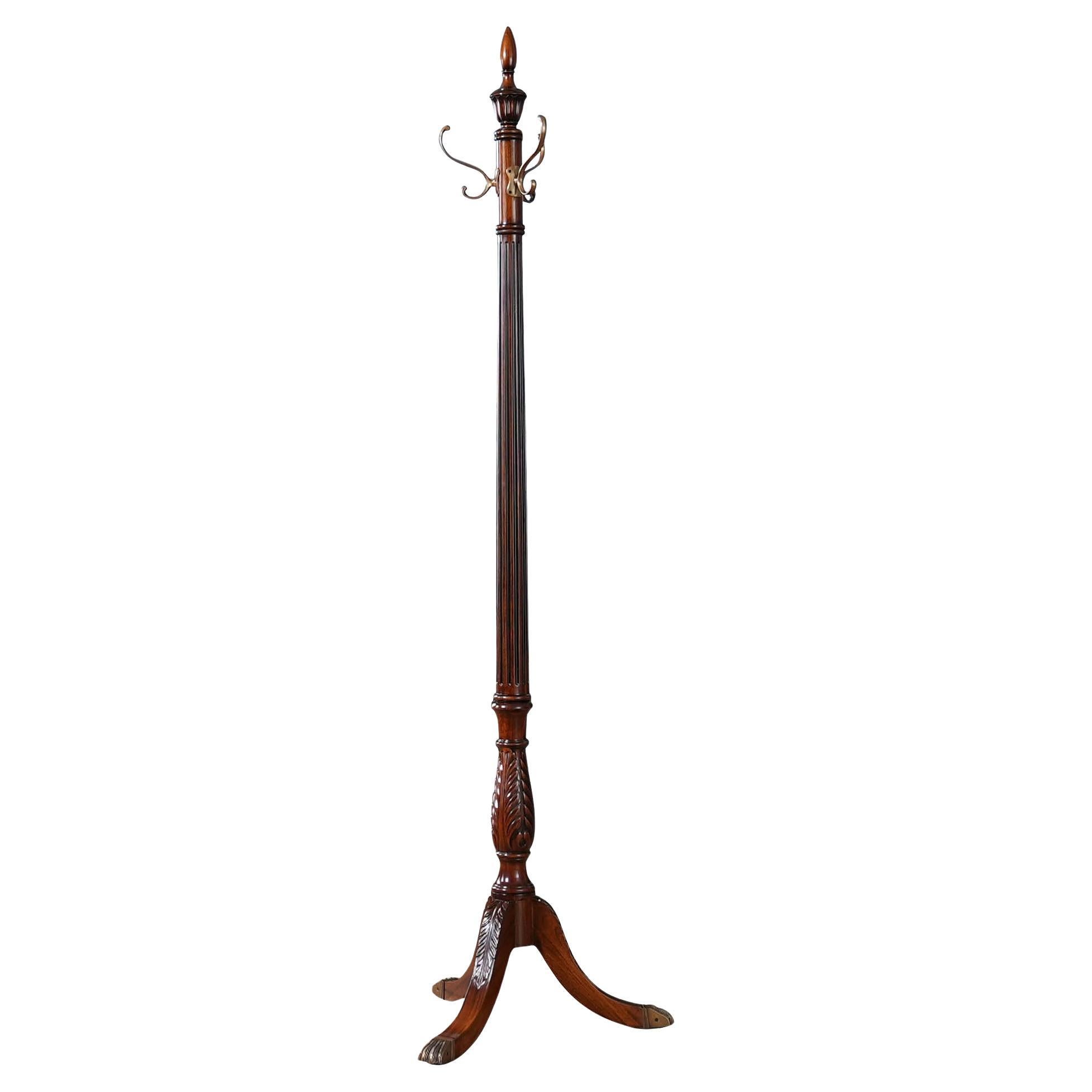Ce porte-manteau en acajou de style Sheraton comprend une construction en acajou massif avec des détails sculptés à la main. L'acajou provient d'arbres cultivés dans des plantations et exploités de manière durable, et les sculptures sont exécutées