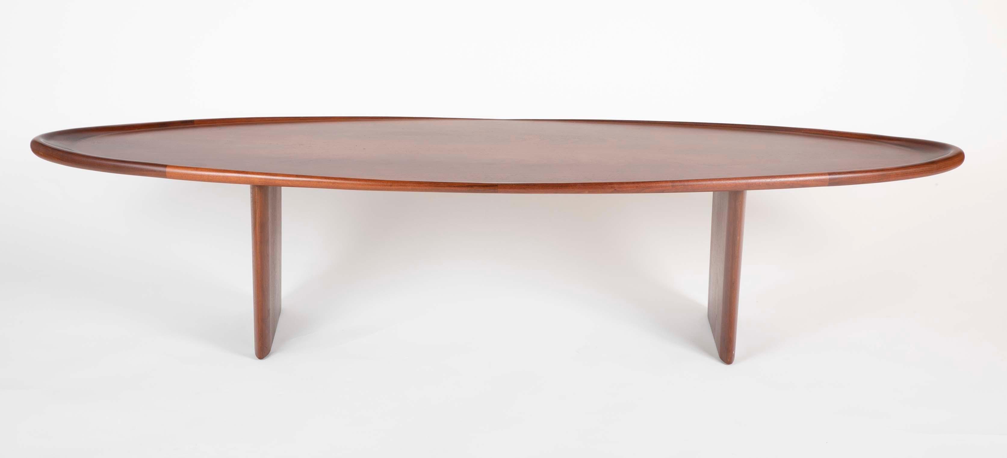 A walnut coffee table, model 3304 designed by T.H. Robsjohn-Gibbings and manufactured by Widdicomb. Label to underside.
 