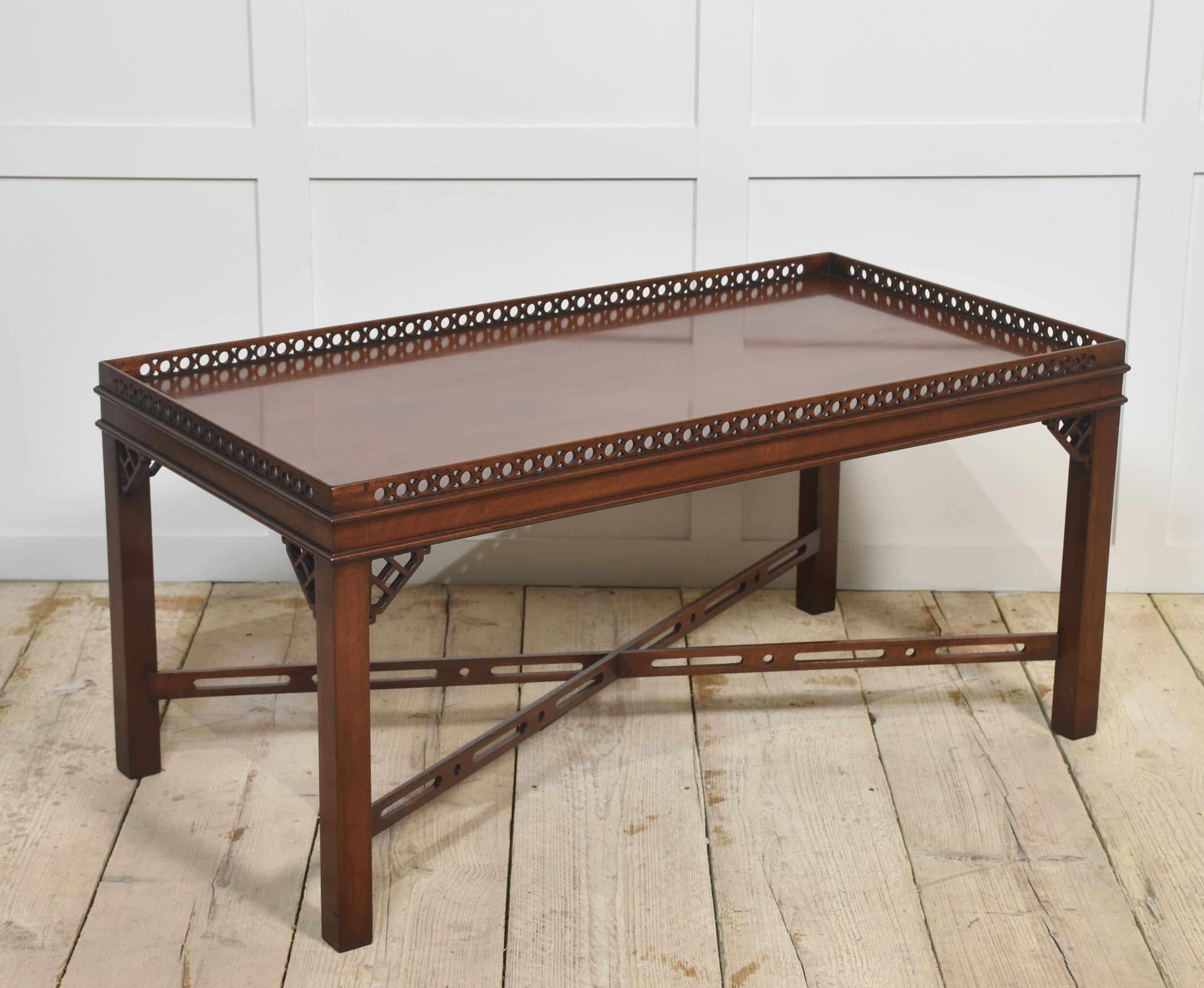 Table basse en acajou à bordure ajourée en relief. Le grand plateau rectangulaire en acajou repose sur quatre supports réunis par des traverses.
Dimensions
Hauteur 20 pouces
Largeur 43 pouces
Profondeur 22.5 Inches