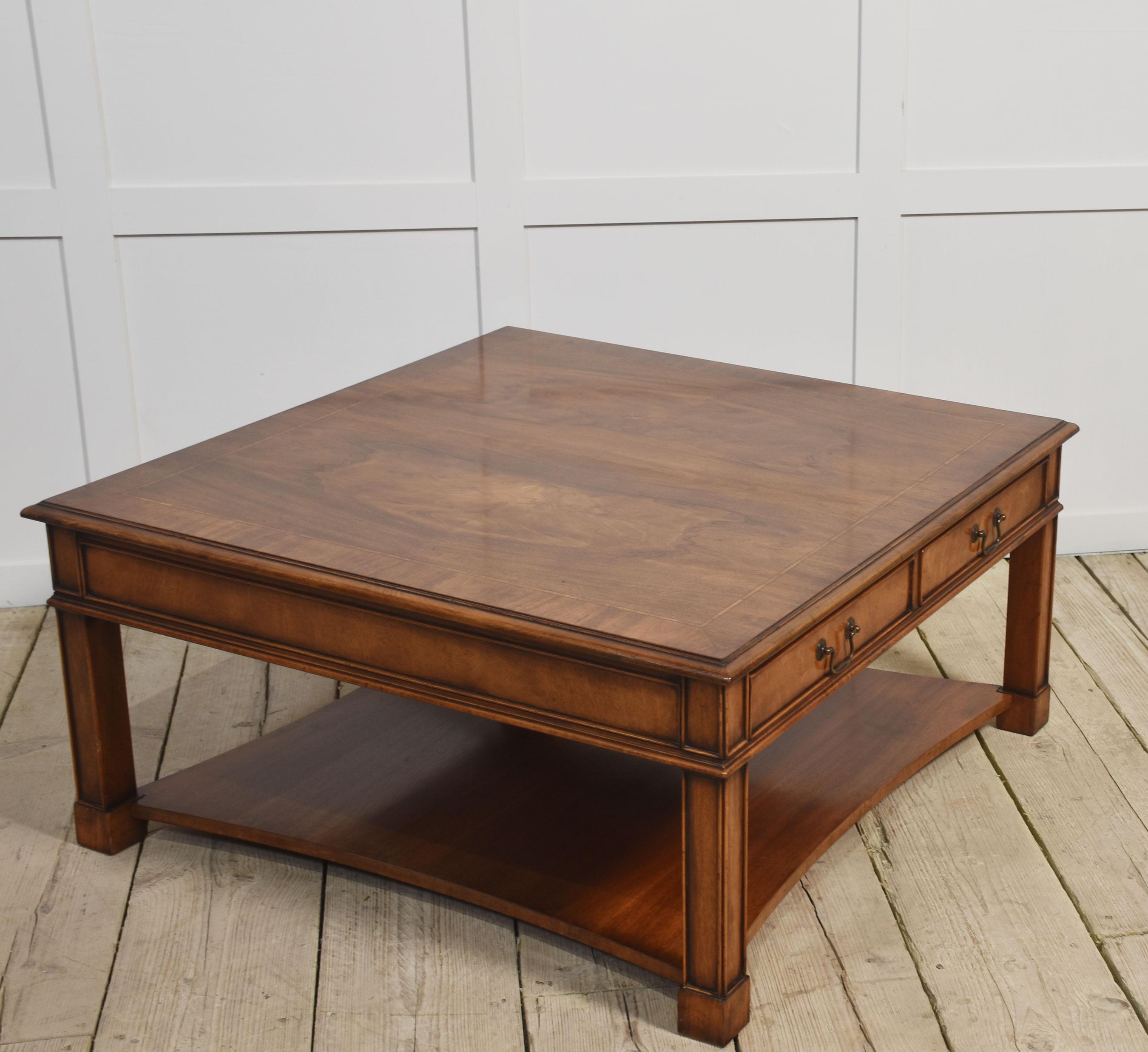 Table basse en acajou, le plateau carré mouluré et bagué surmontant deux paires de tiroirs en frise garnis de chêne. Elle repose sur des pieds carrés lambrissés, unis par un sous-palier en forme.
Dimensions
Hauteur 18,5 pouces
Largeur 38