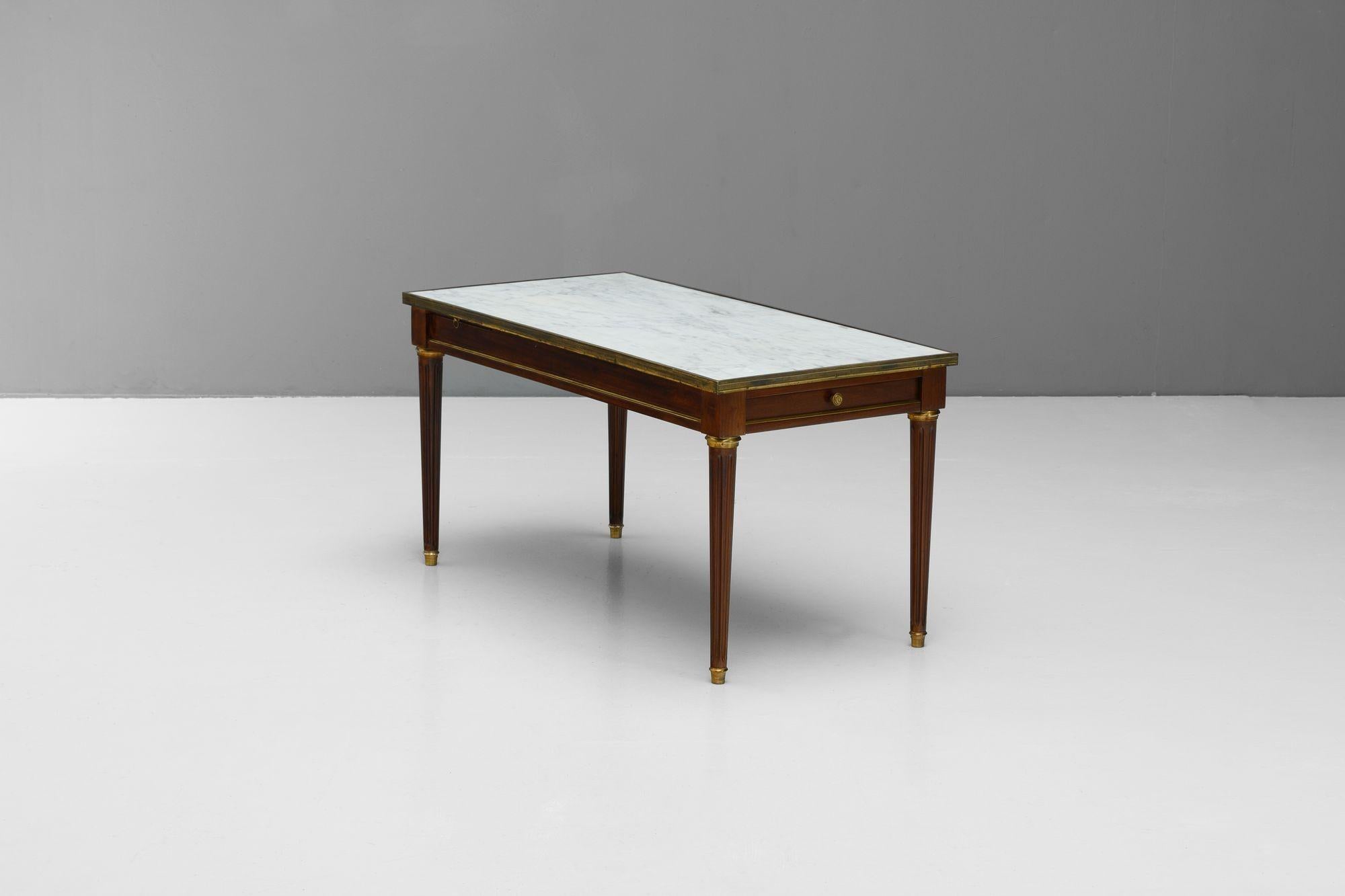 Marble top coffee table with brass beading and pull out slides. Circa 1930

H 47cm x W 90cm x D 46cm