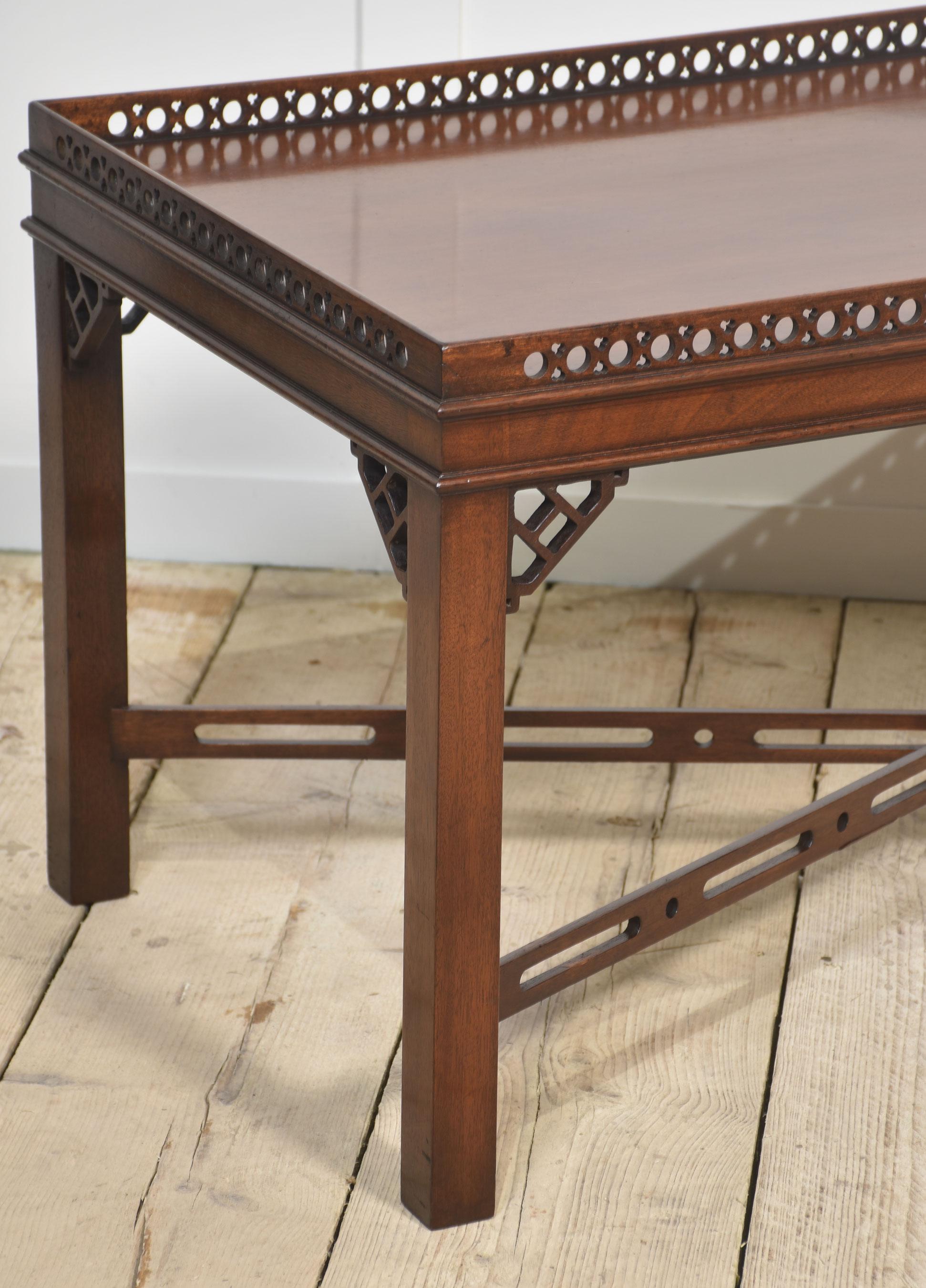 Britannique Table basse en acajou en vente